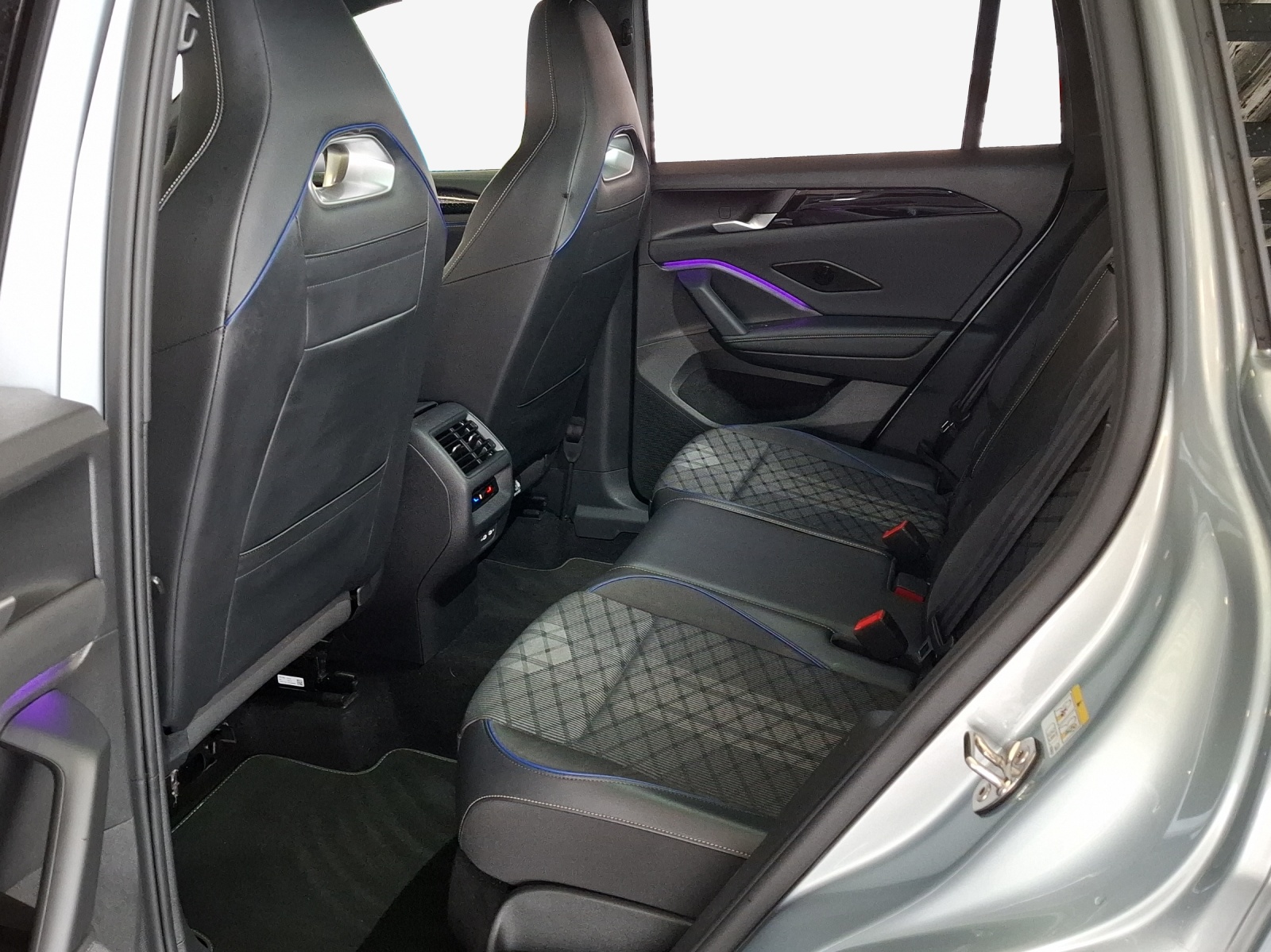 VW Tiguan 2.0 TDI SCR R-Line 4Motion DSG-image-11