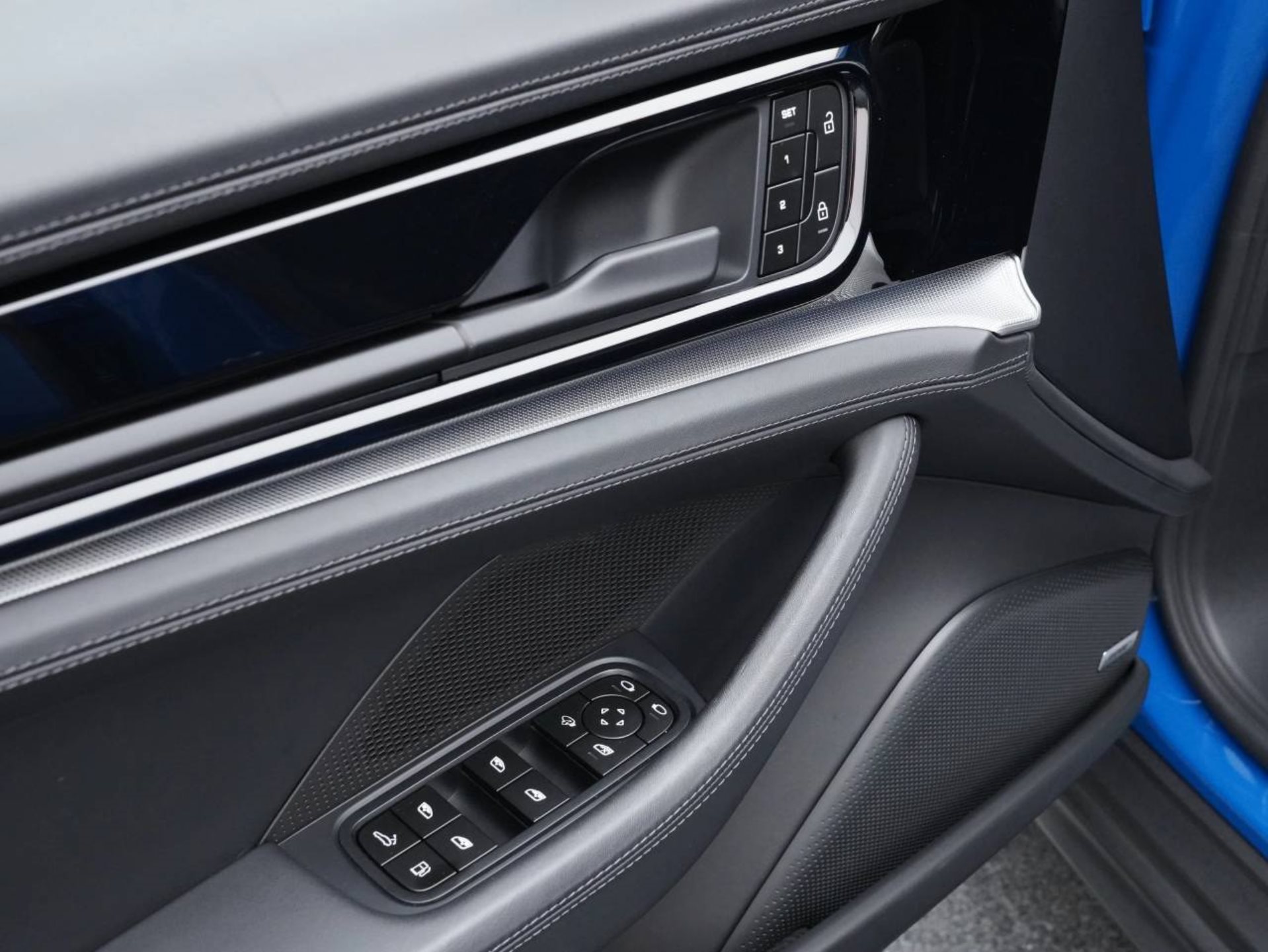 PORSCHE Panamera 4S E-Hybrid-image-21