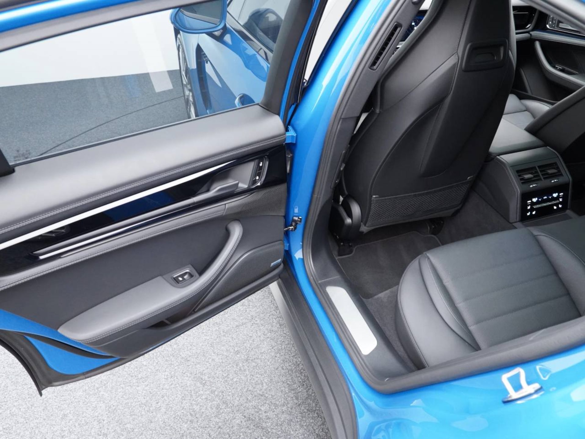 PORSCHE Panamera 4S E-Hybrid-image-27