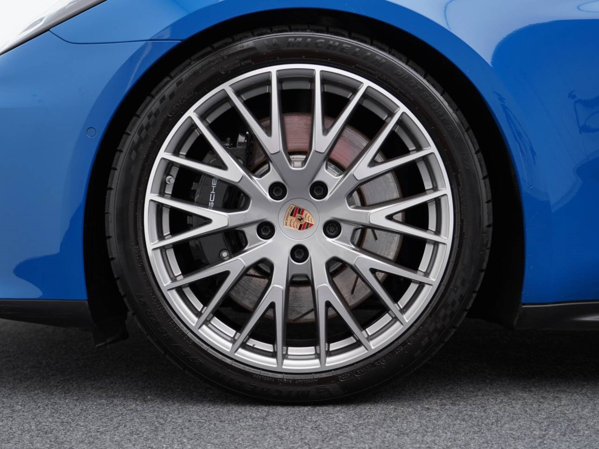PORSCHE Panamera 4S E-Hybrid-image-12