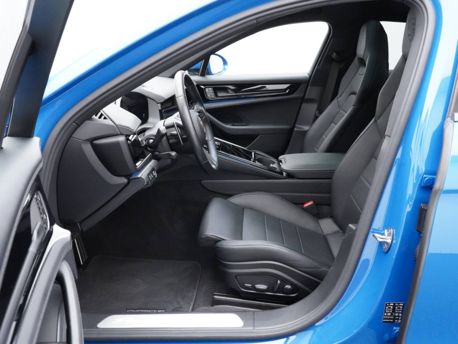 PORSCHE Panamera 4S E-Hybrid-image-4