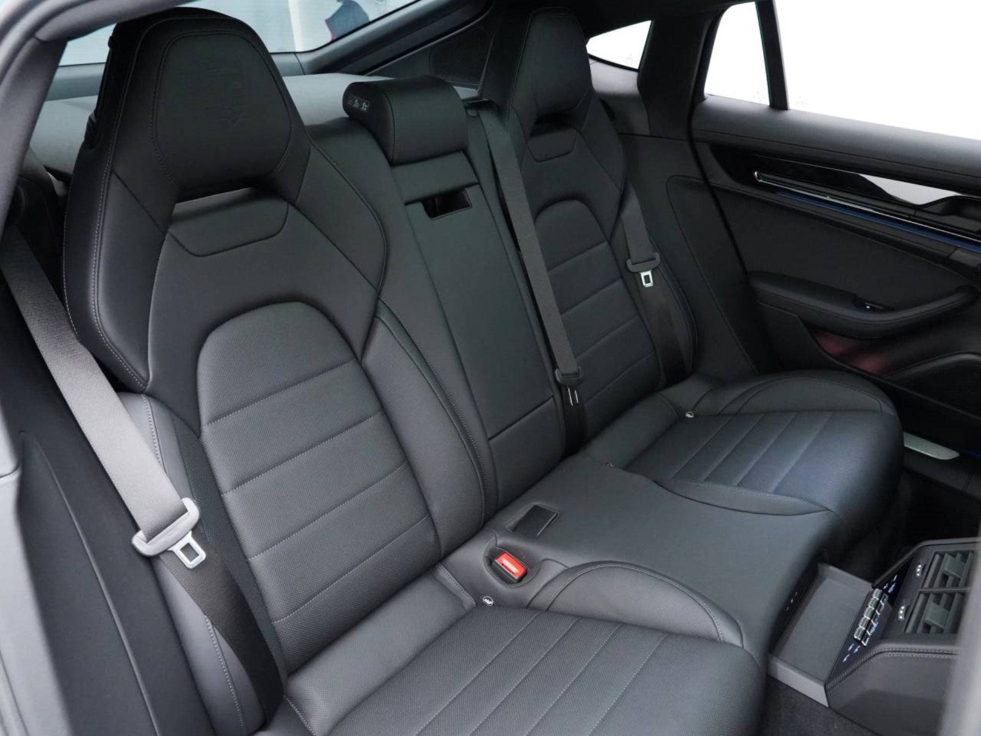 PORSCHE Panamera 4S E-Hybrid-image-30