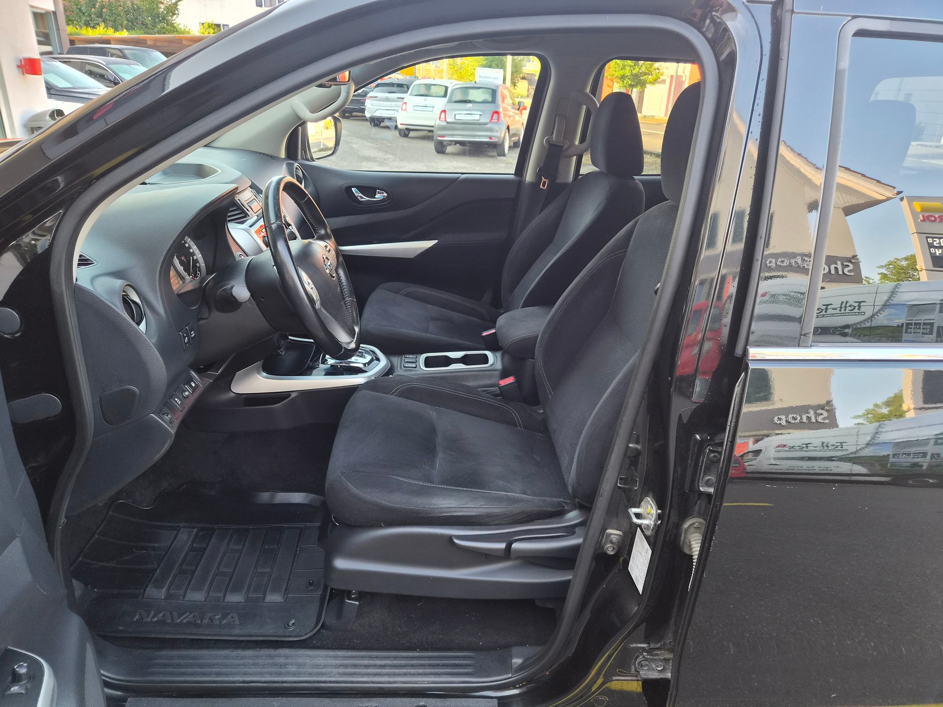 NISSAN Navara Double Cab Tekna 2.3 dCi 4WD Automatic-image-8