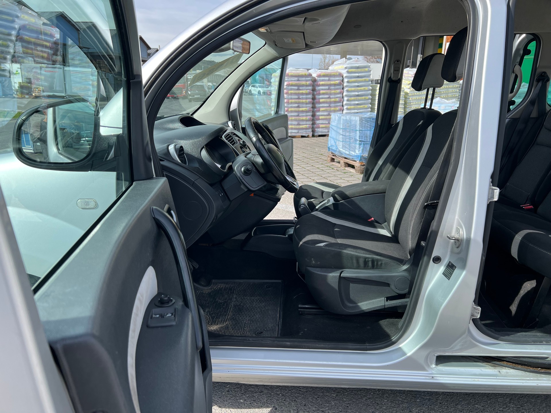 RENAULT Kangoo 1.5 dCi Swiss Edition-image-7
