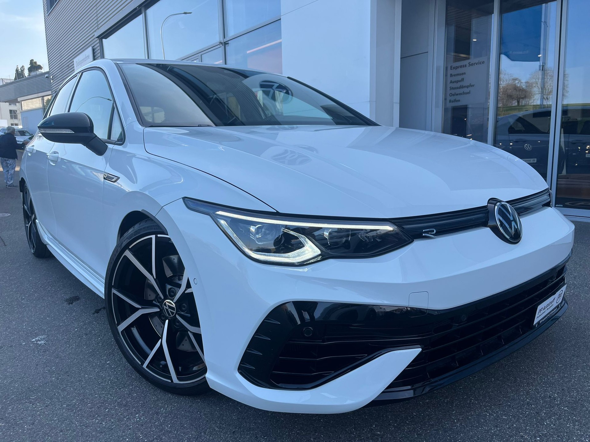 VW Golf 2.0 TSI R DSG 4Motion-image-1