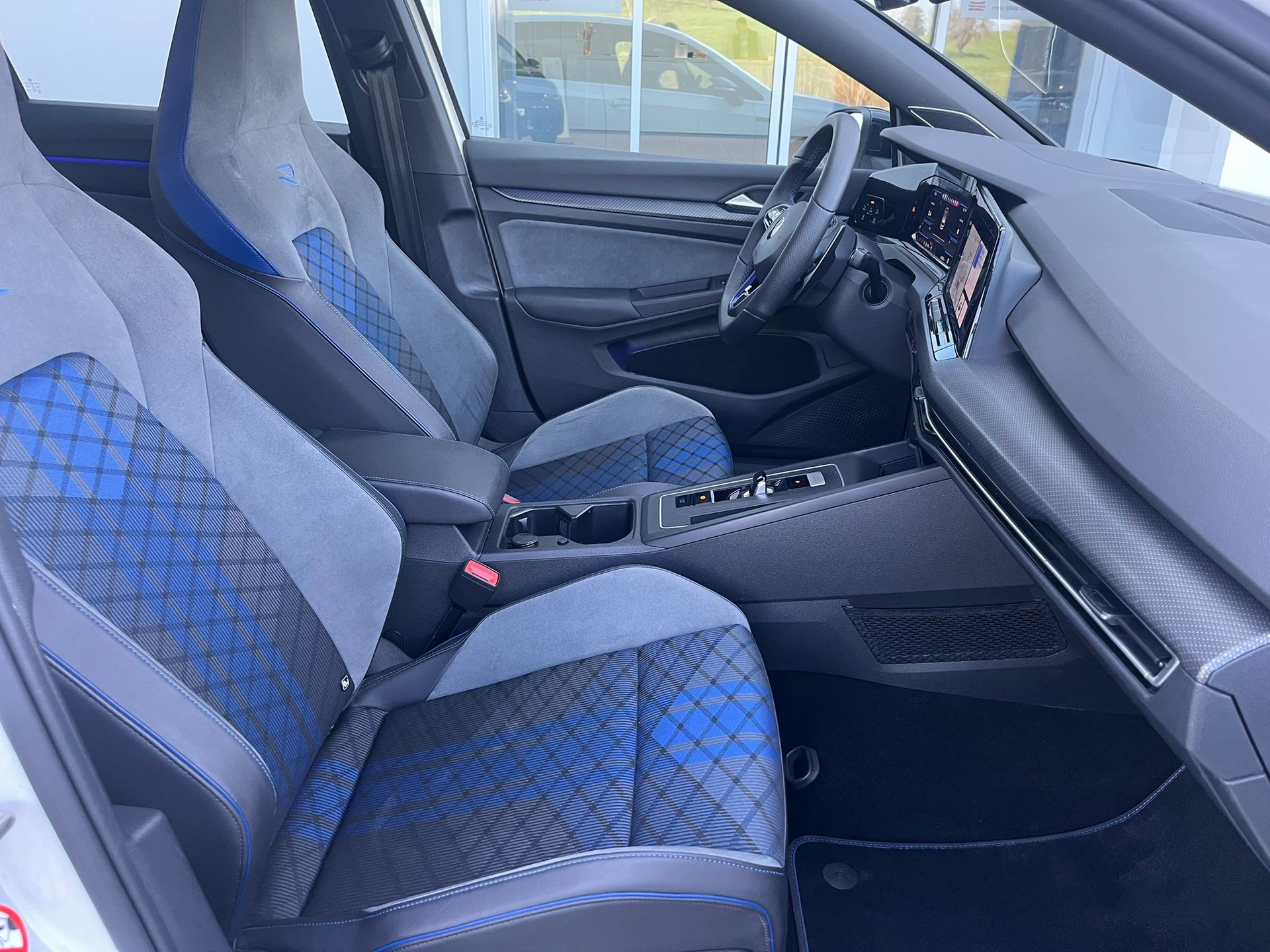 VW Golf 2.0 TSI R DSG 4Motion-image-2