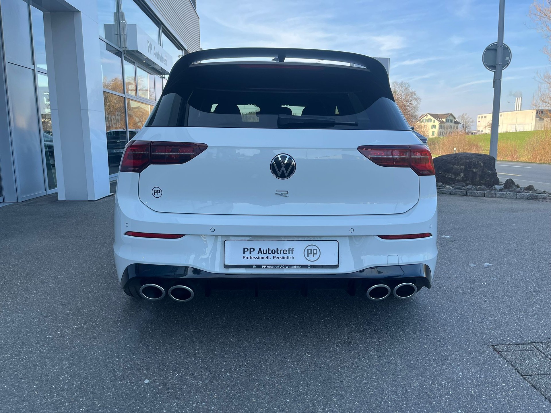 VW Golf 2.0 TSI R DSG 4Motion-image-3