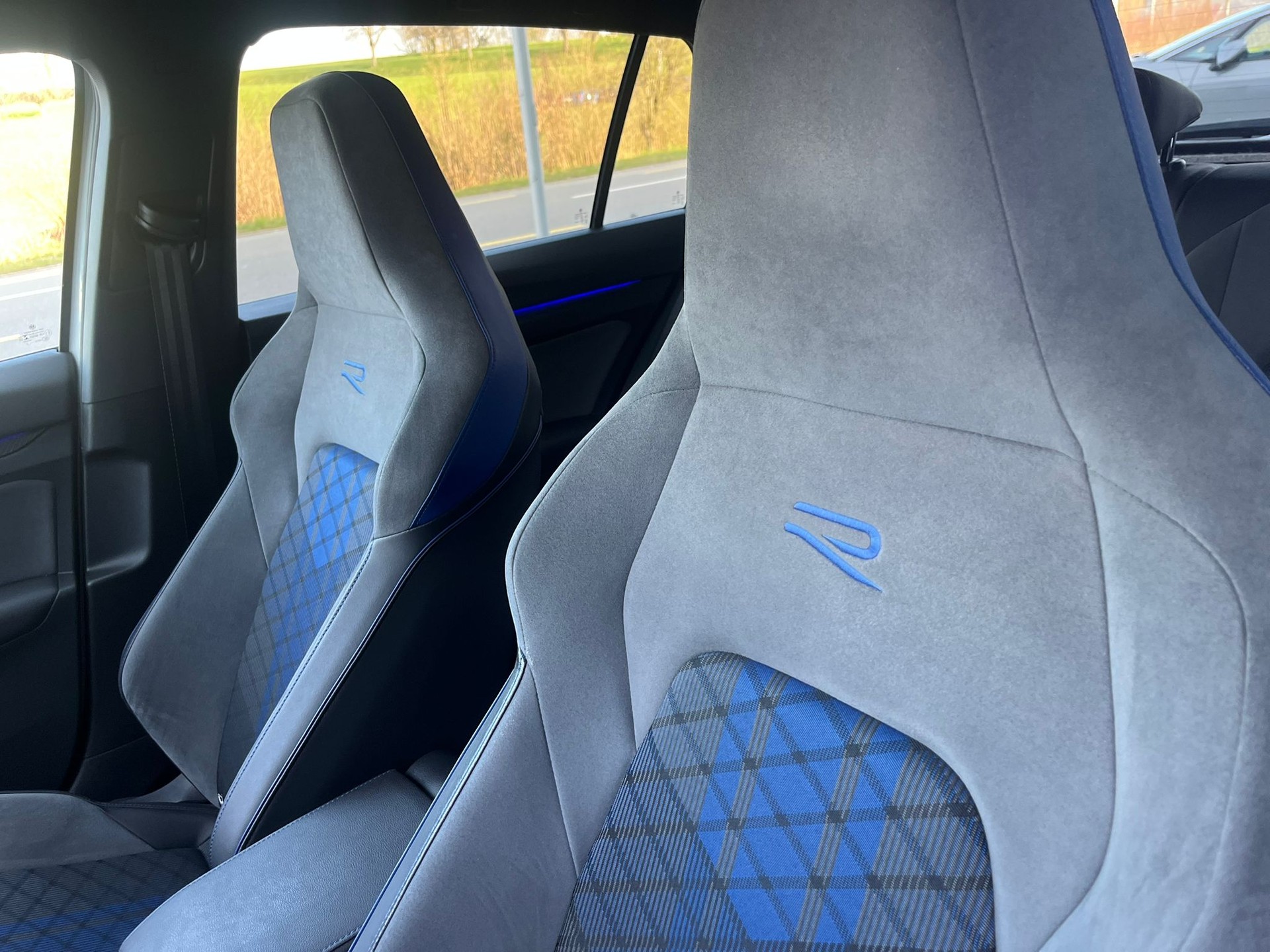 VW Golf 2.0 TSI R DSG 4Motion-image-5