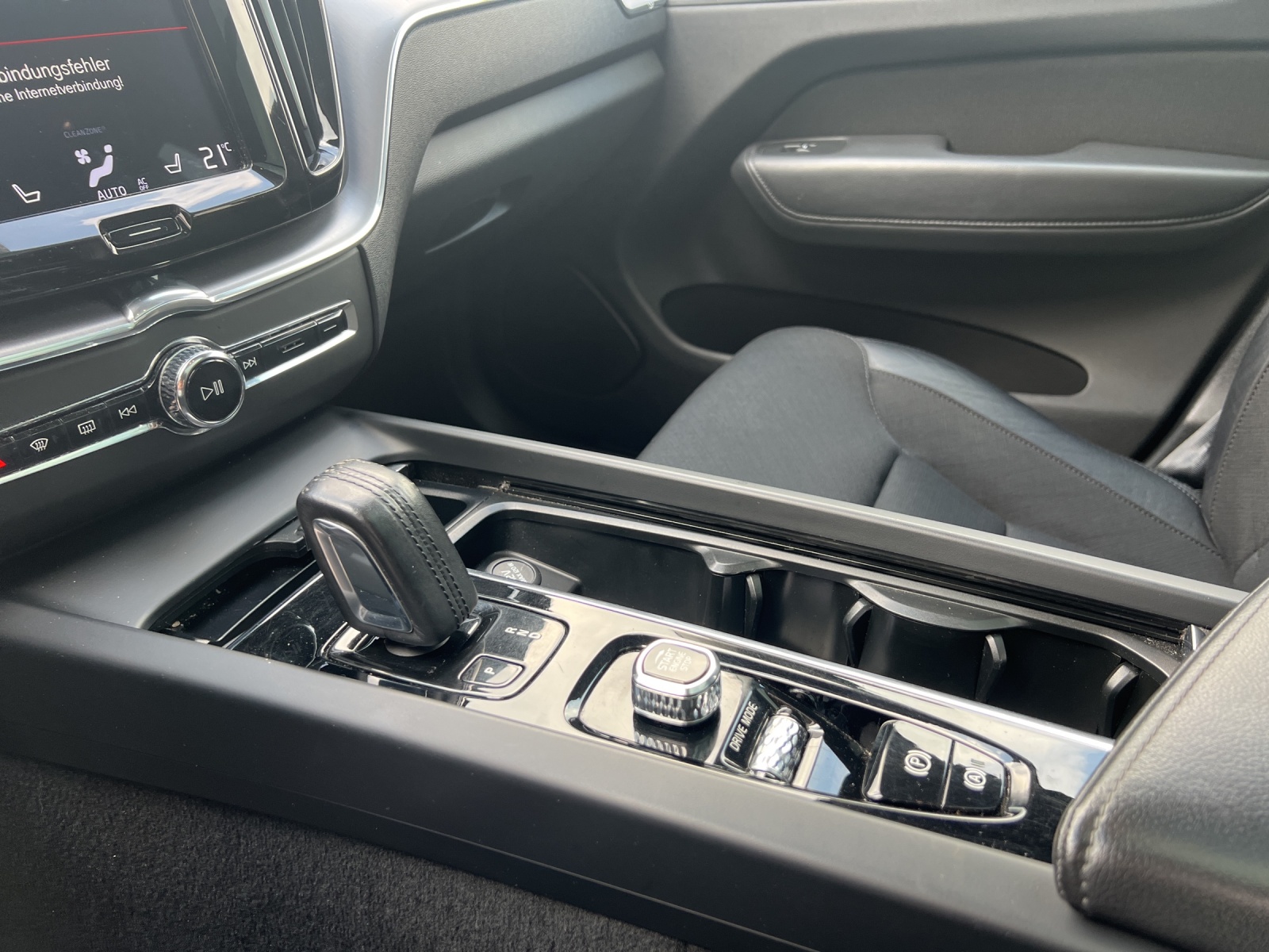 VOLVO XC60 2.0 B4 MH Momentum AWD-image-8