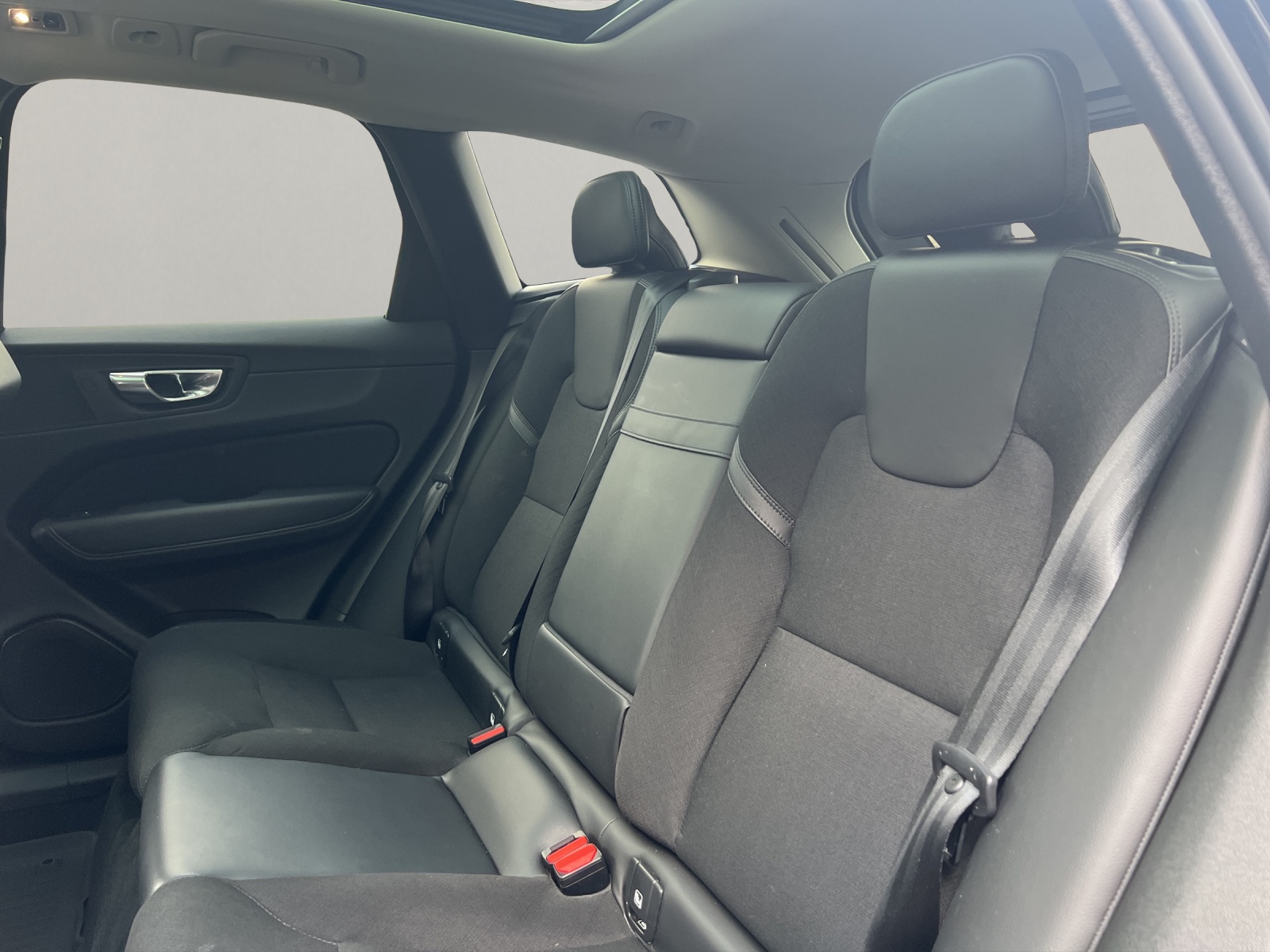 VOLVO XC60 2.0 B4 MH Momentum AWD-image-11