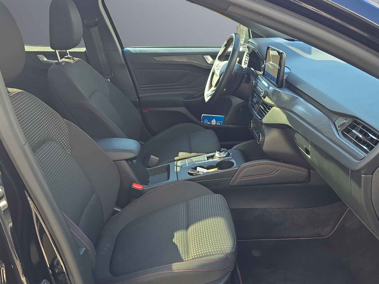 FORD Focus Station Wagon 1.5i EcoB SCTi 150 ST-Line-image-11