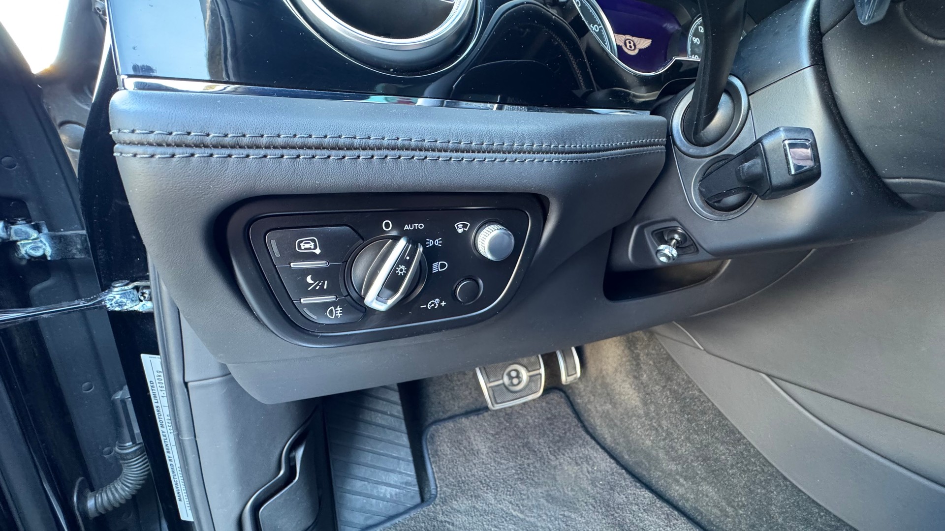 BENTLEY Bentayga V8-image-19
