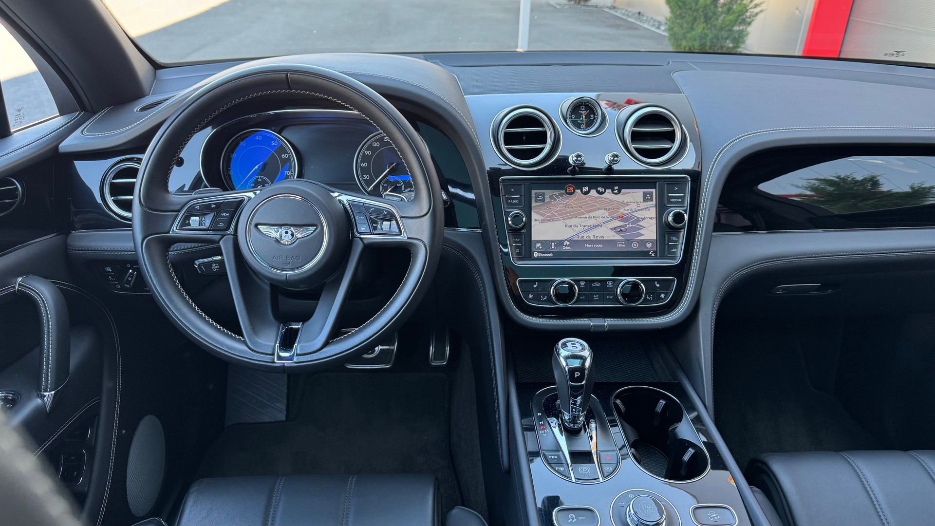 BENTLEY Bentayga V8-image-13