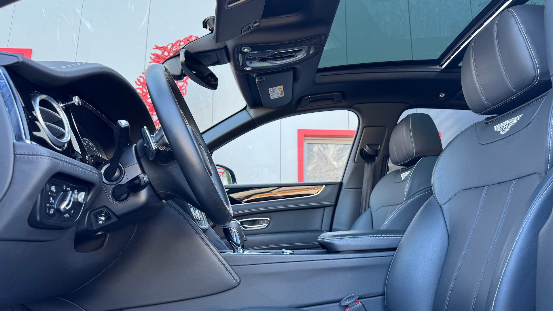 BENTLEY Bentayga V8-image-10