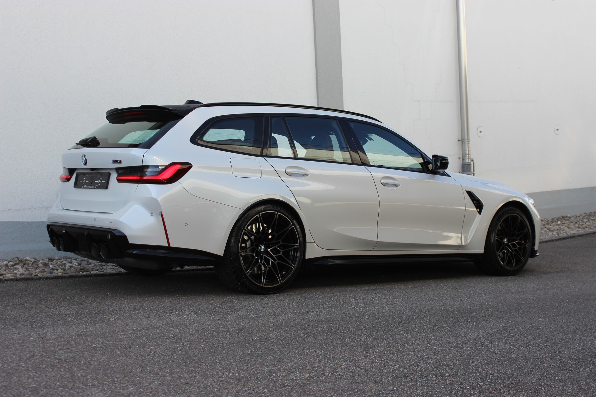 BMW M3 Competition M xDrive Touring Individual *MINERALWEISS*-image-0