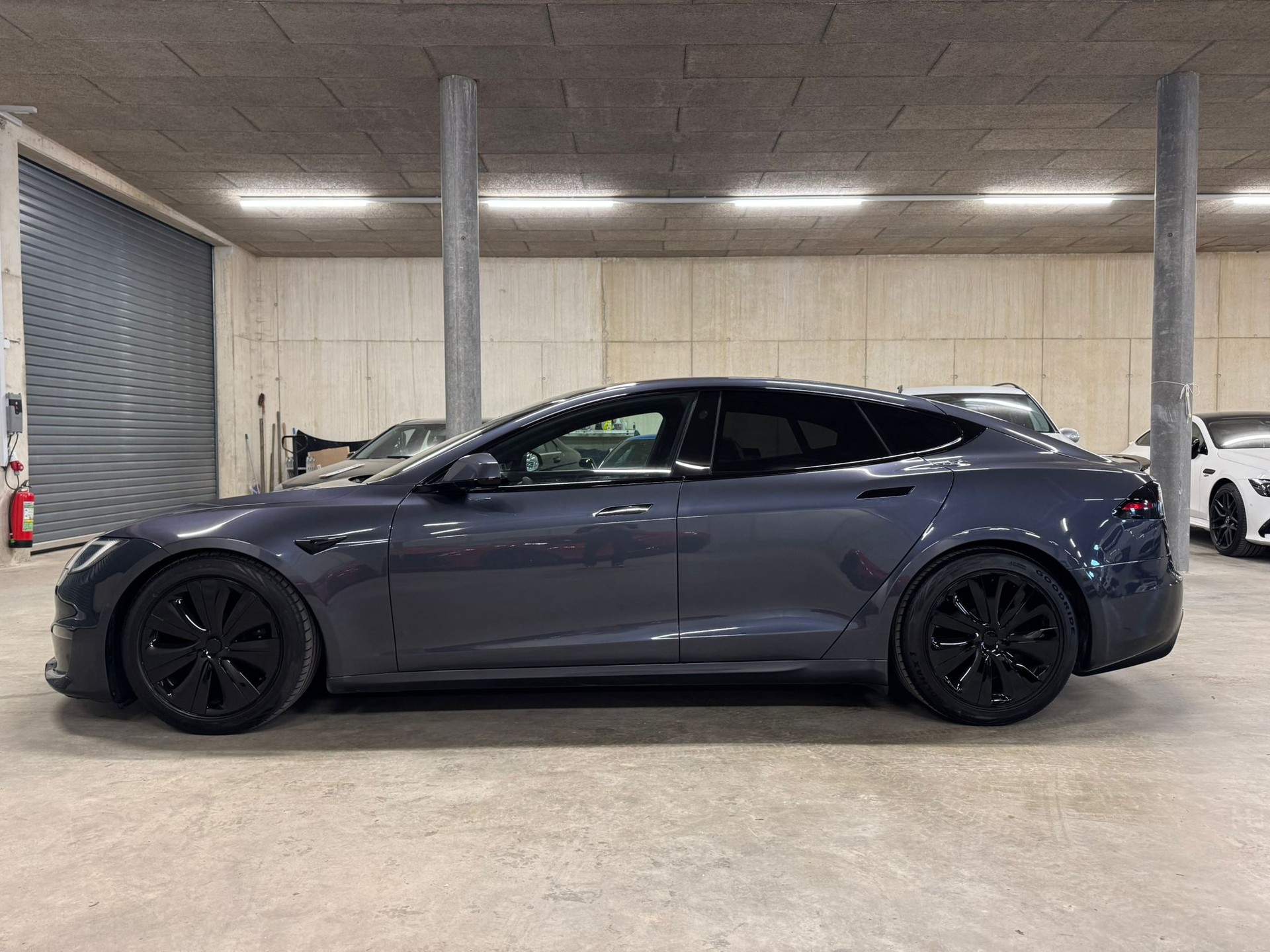 TESLA Model S-image-1