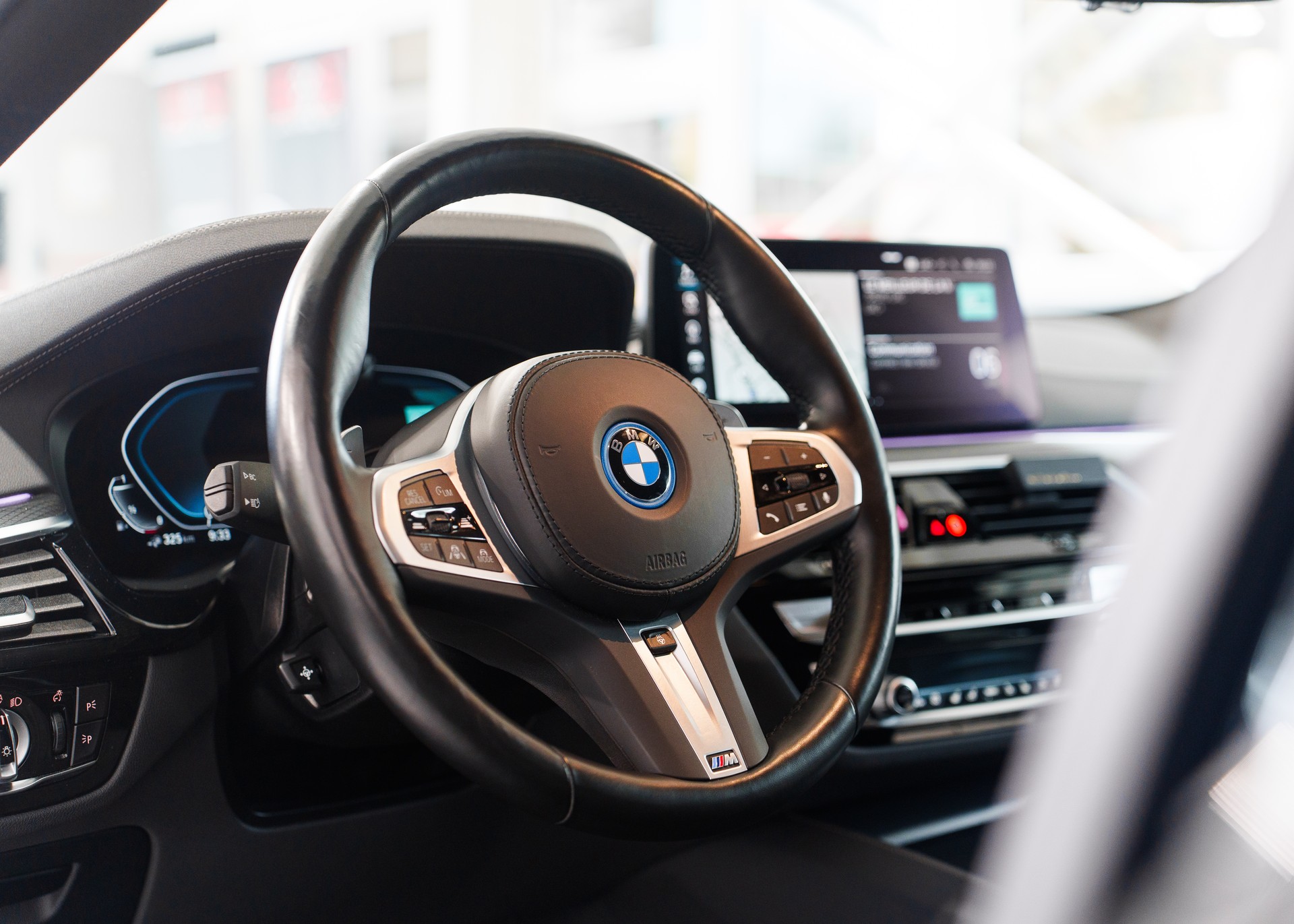 BMW 545e xDrive Pure M Sport Steptronic-image-6