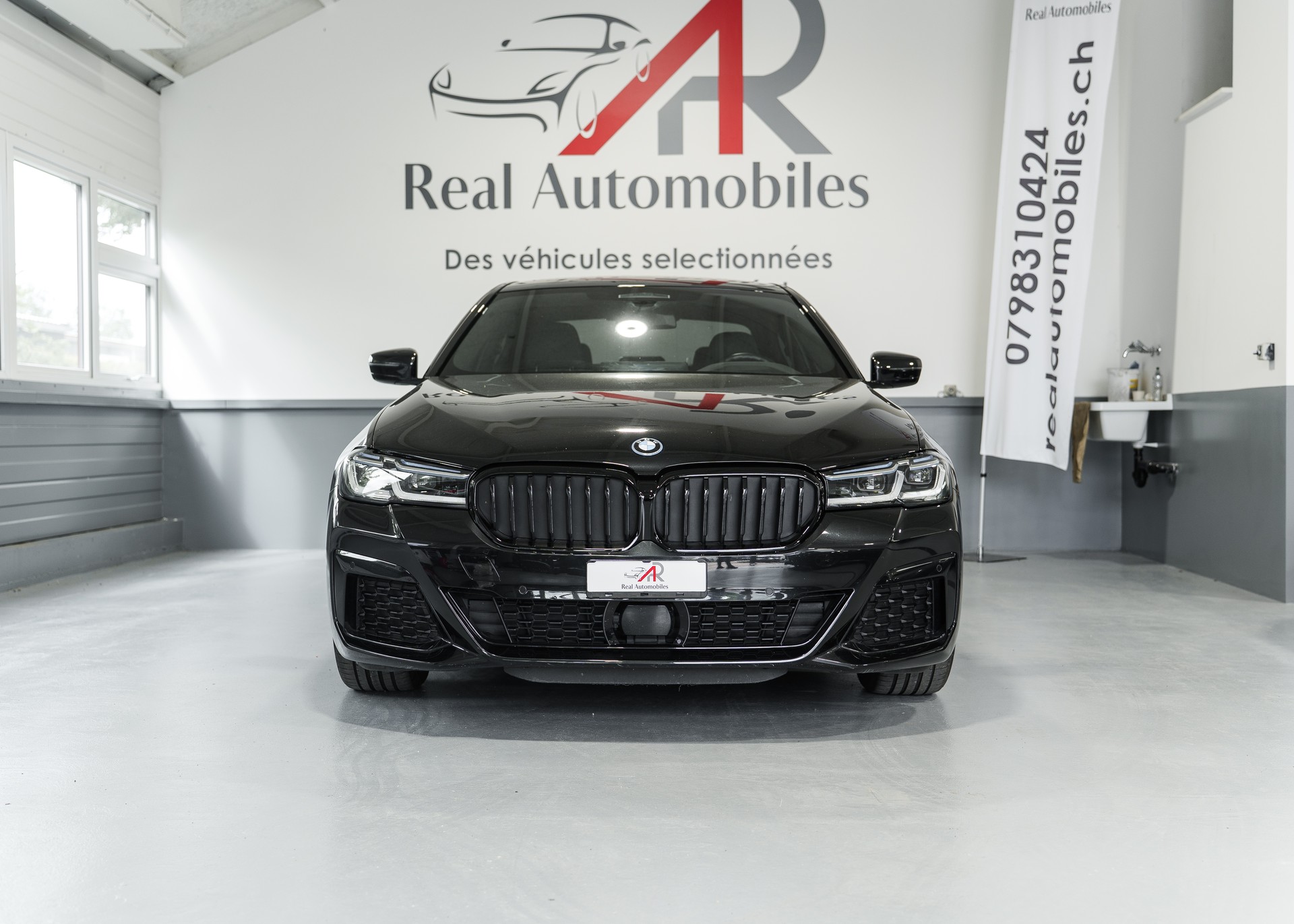 BMW 545e xDrive Pure M Sport Steptronic-image-2