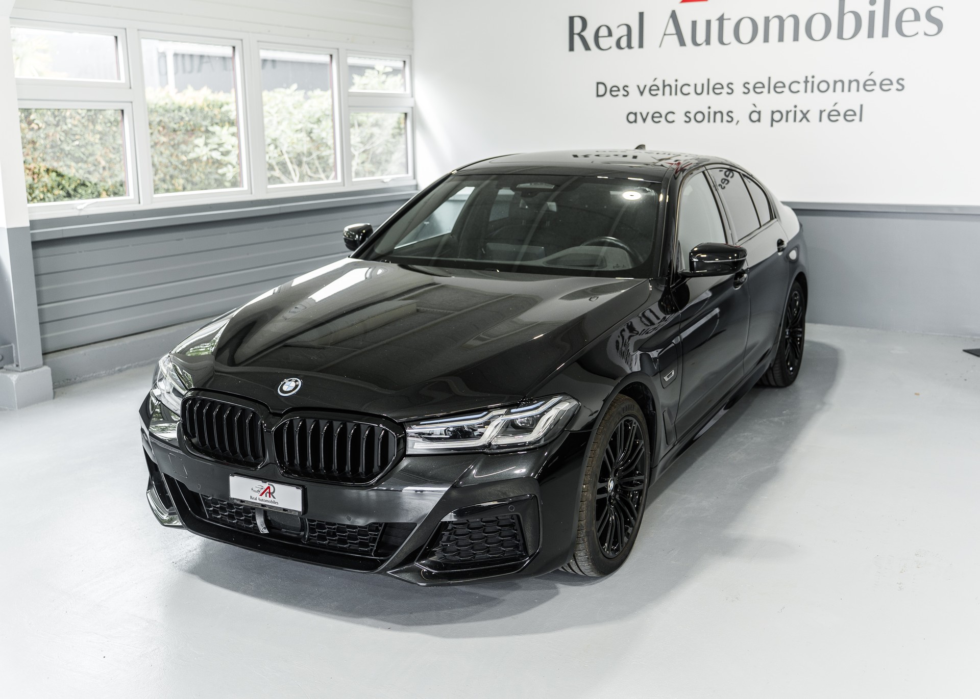 BMW 545e xDrive Pure M Sport Steptronic-image-3