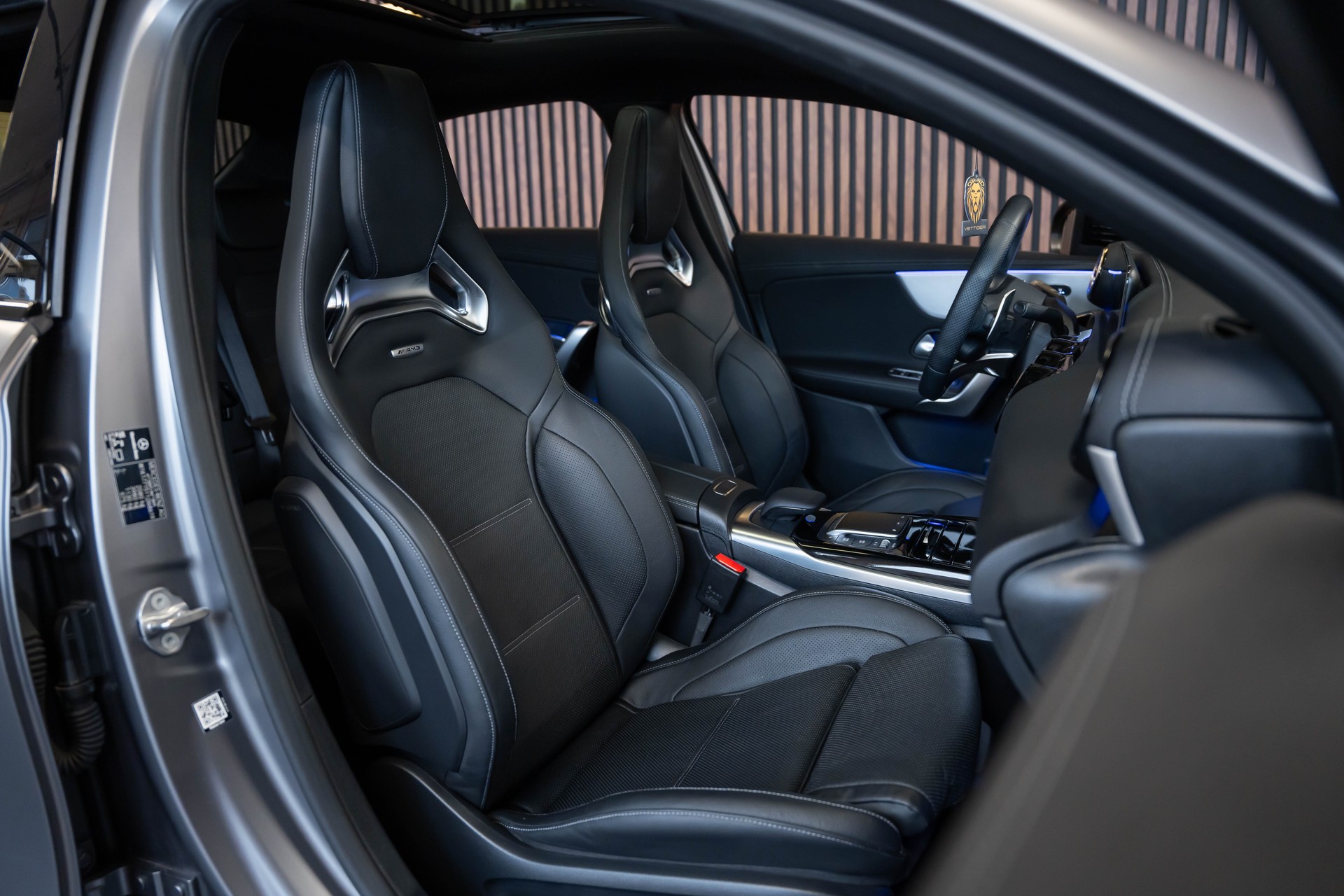 MERCEDES-BENZ A 35 AMG 4Matic Speedshift-image-17