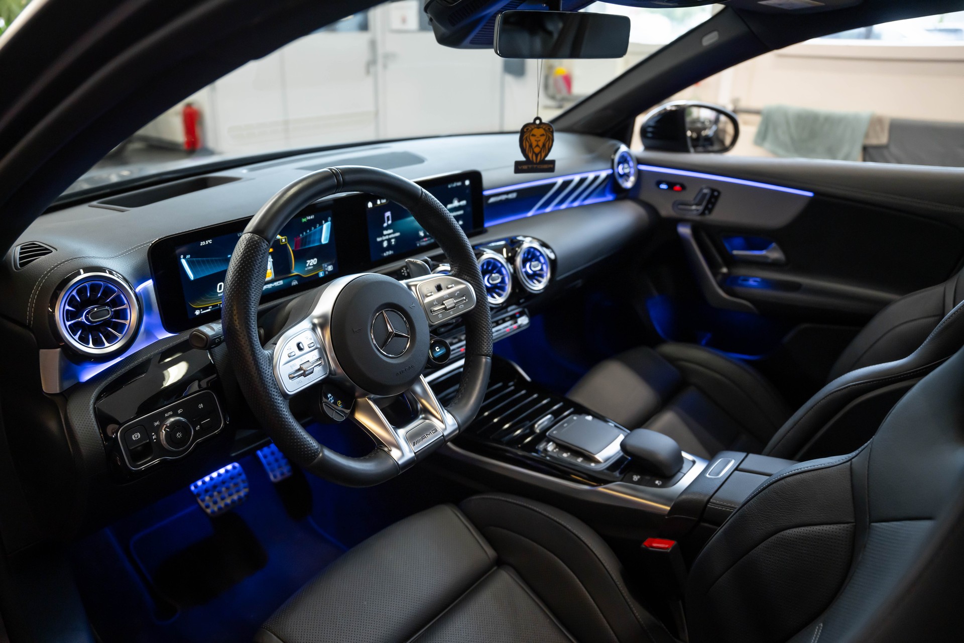 MERCEDES-BENZ A 35 AMG 4Matic Speedshift-image-13