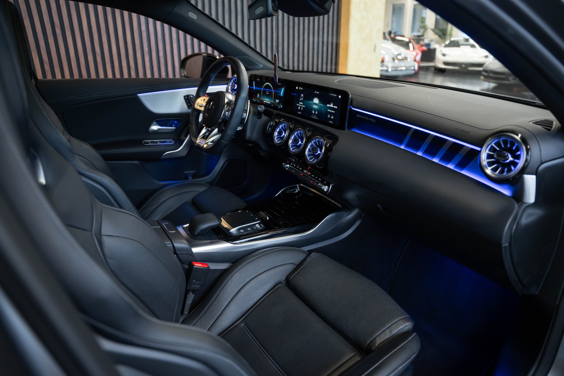 MERCEDES-BENZ A 35 AMG 4Matic Speedshift-image-15
