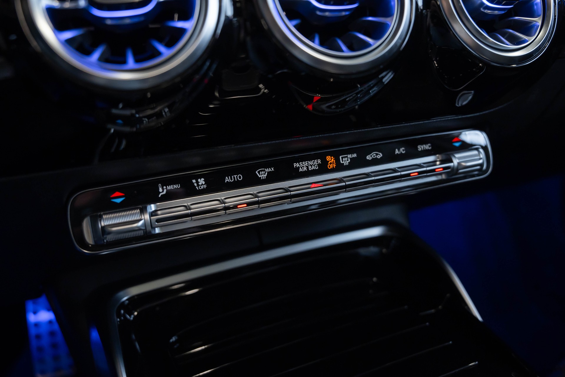 MERCEDES-BENZ A 35 AMG 4Matic Speedshift-image-28