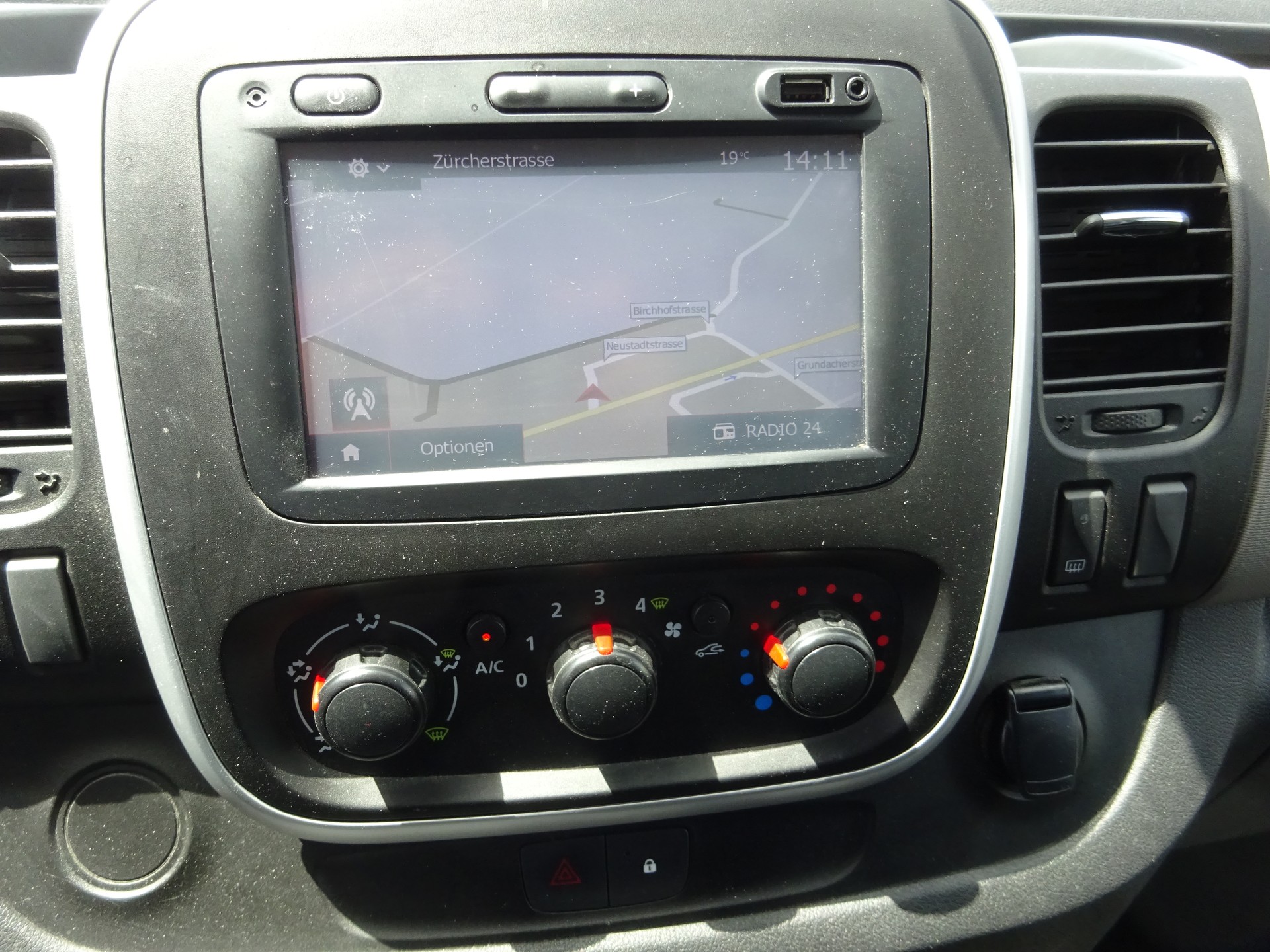 RENAULT Trafic 1.6 dCi 120 2.9t Business L1H1 - AHK 2000KG - 3 PLAETZE-image-8