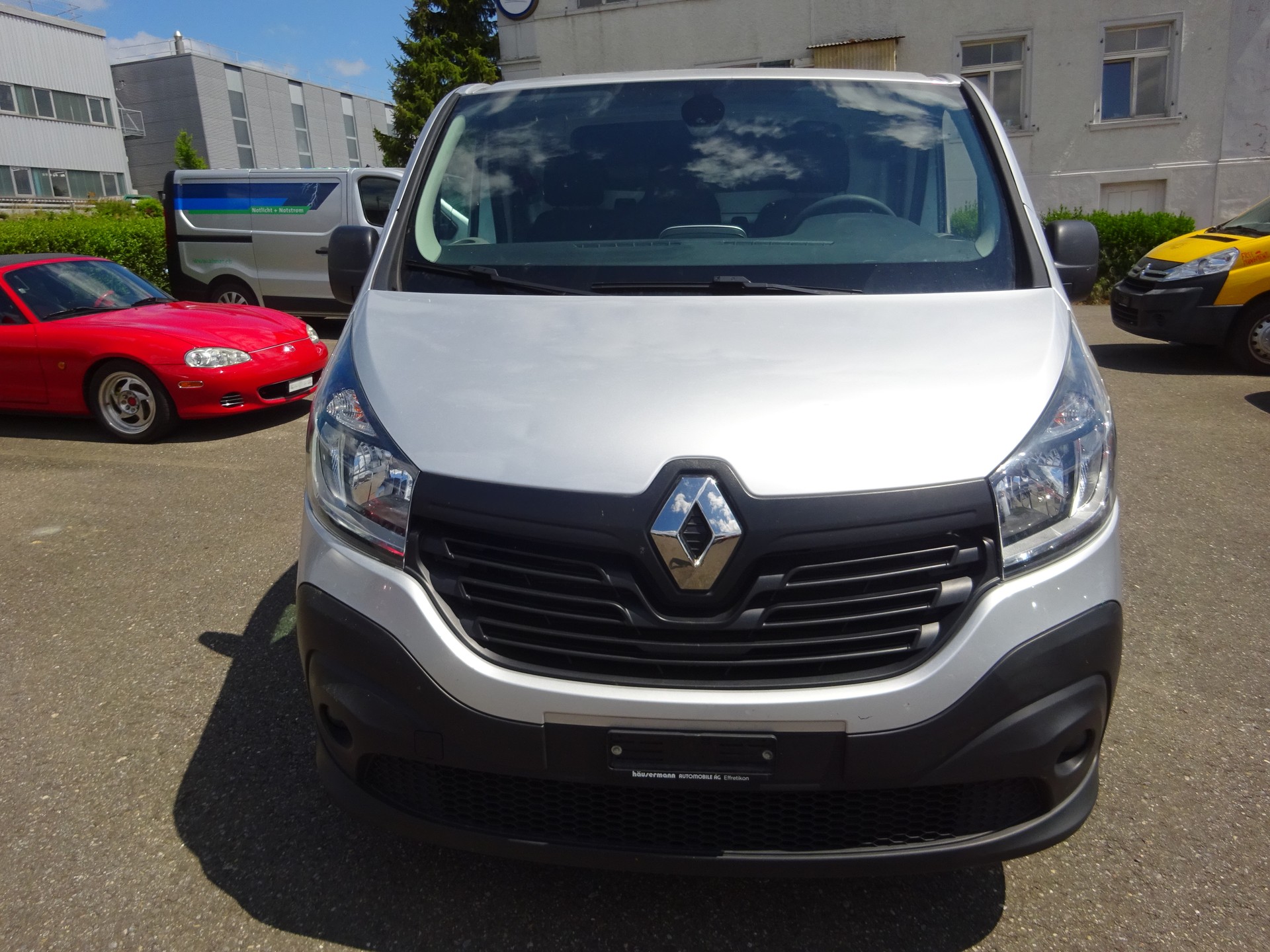 RENAULT Trafic 1.6 dCi 120 2.9t Business L1H1 - AHK 2000KG - 3 PLAETZE-image-2