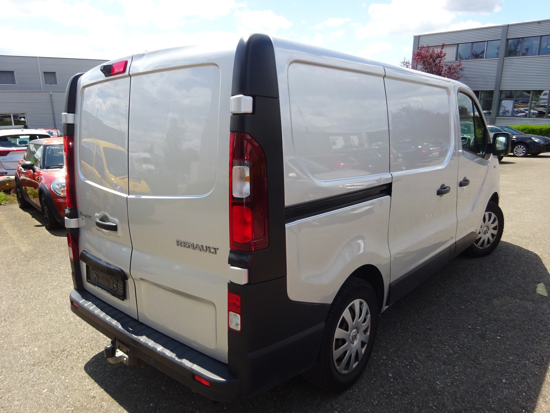 RENAULT Trafic 1.6 dCi 120 2.9t Business L1H1 - AHK 2000KG - 3 PLAETZE-image-1