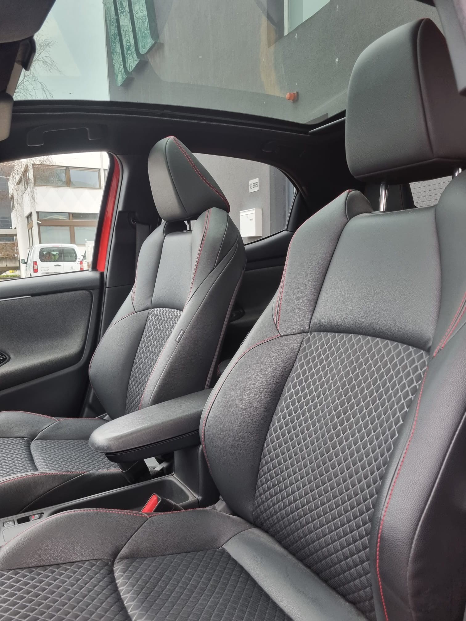 VW 1.5 VVT-i HSD Premium-image-2