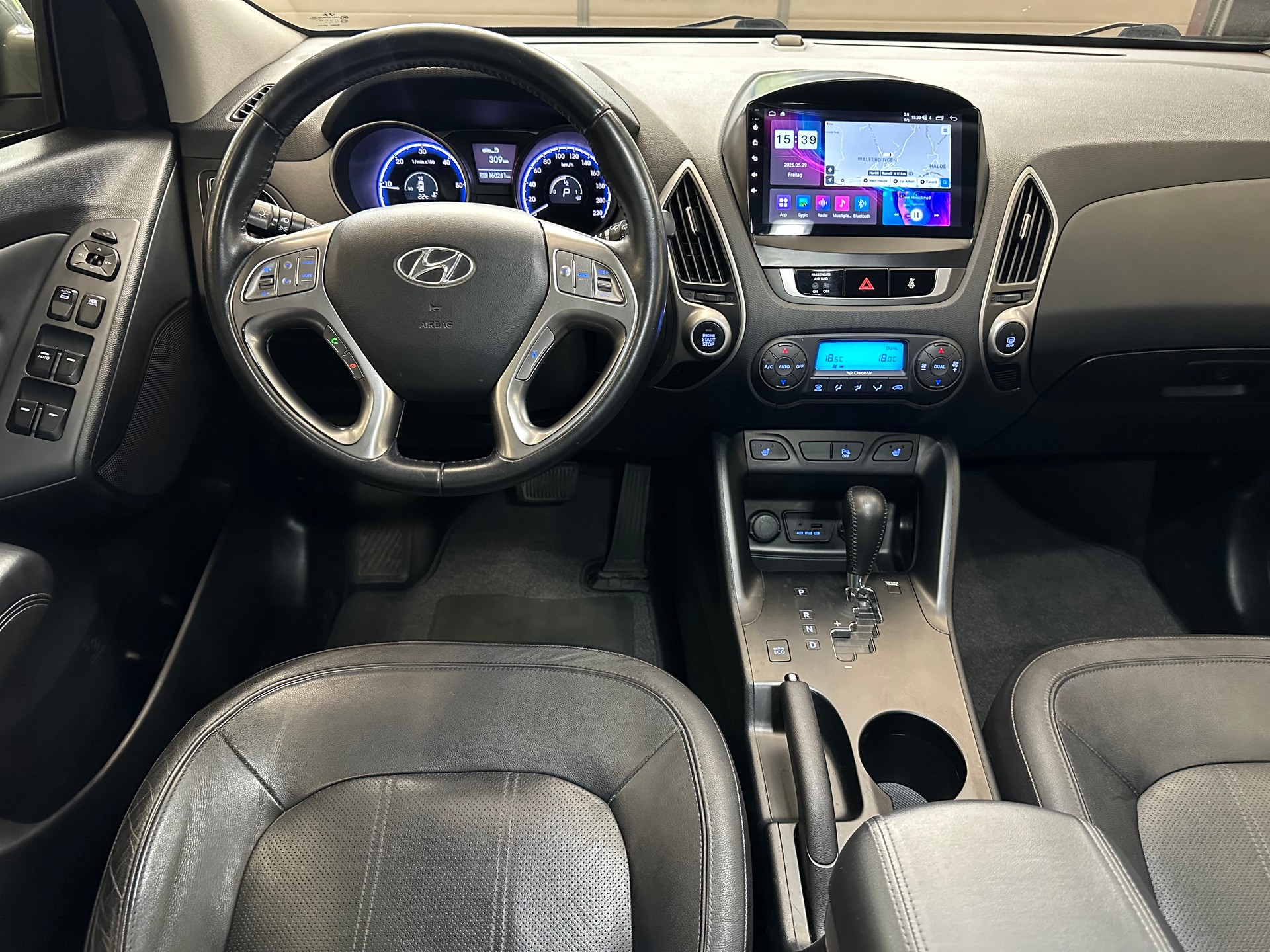 HYUNDAI iX 35 2.0 CRDi Premium 4WD Automatic-image-9