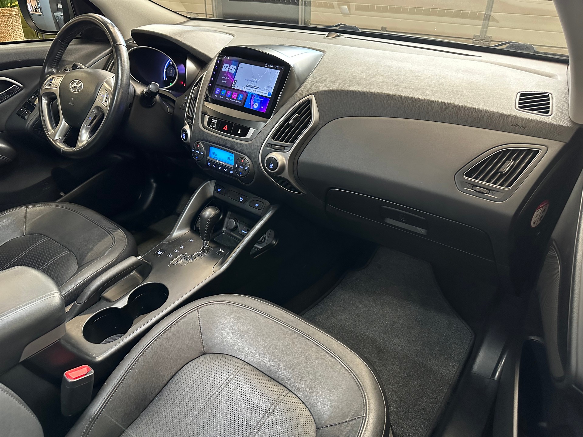 HYUNDAI iX 35 2.0 CRDi Premium 4WD Automatic-image-10