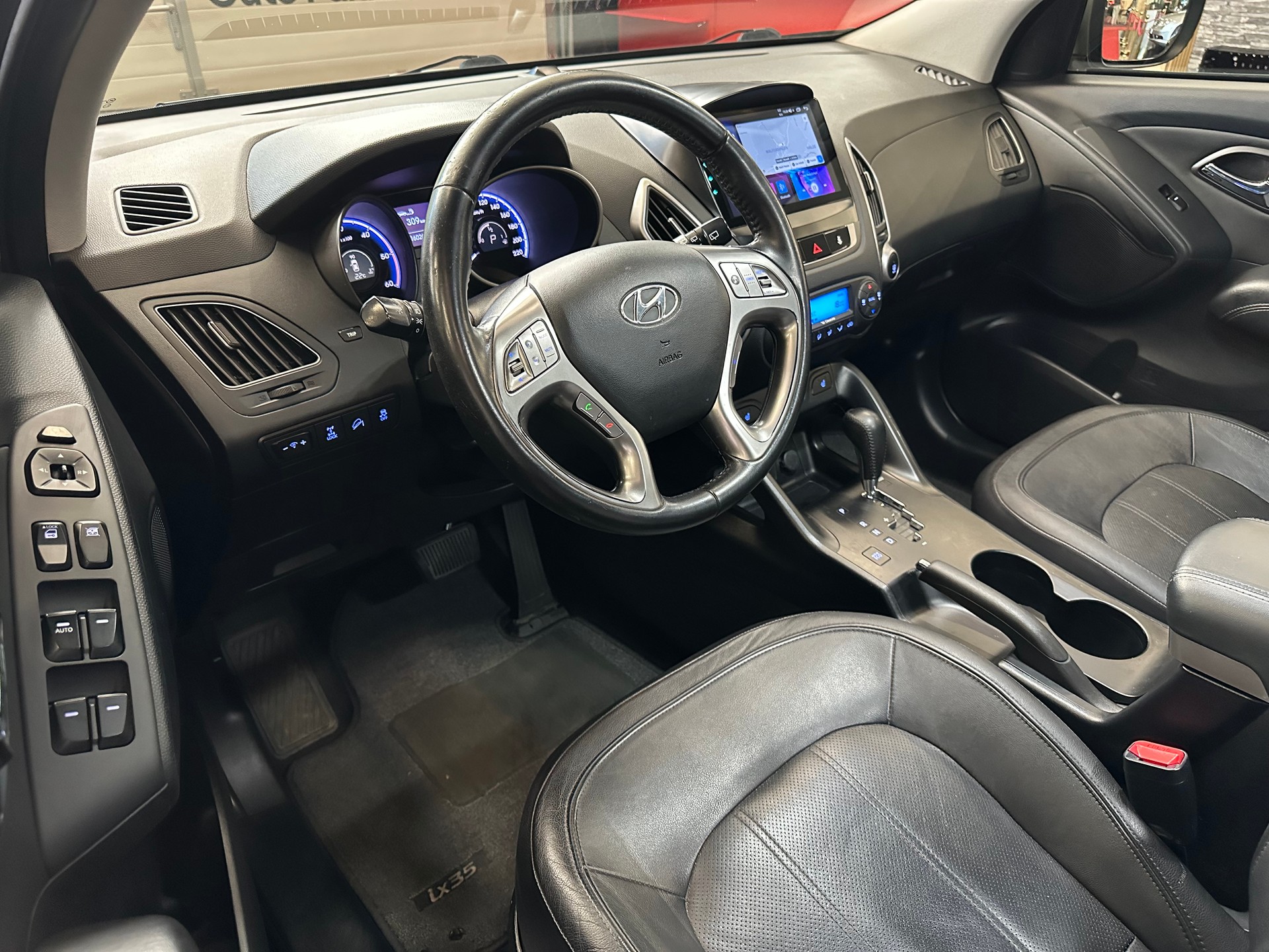 HYUNDAI iX 35 2.0 CRDi Premium 4WD Automatic-image-8