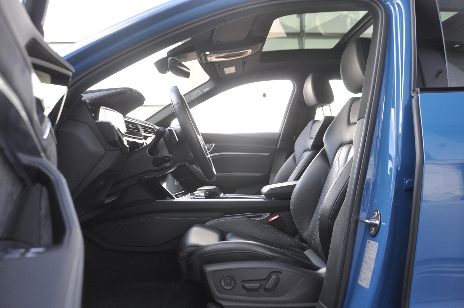 AUDI e-tron 55 quattro black Edition ONE-image-4