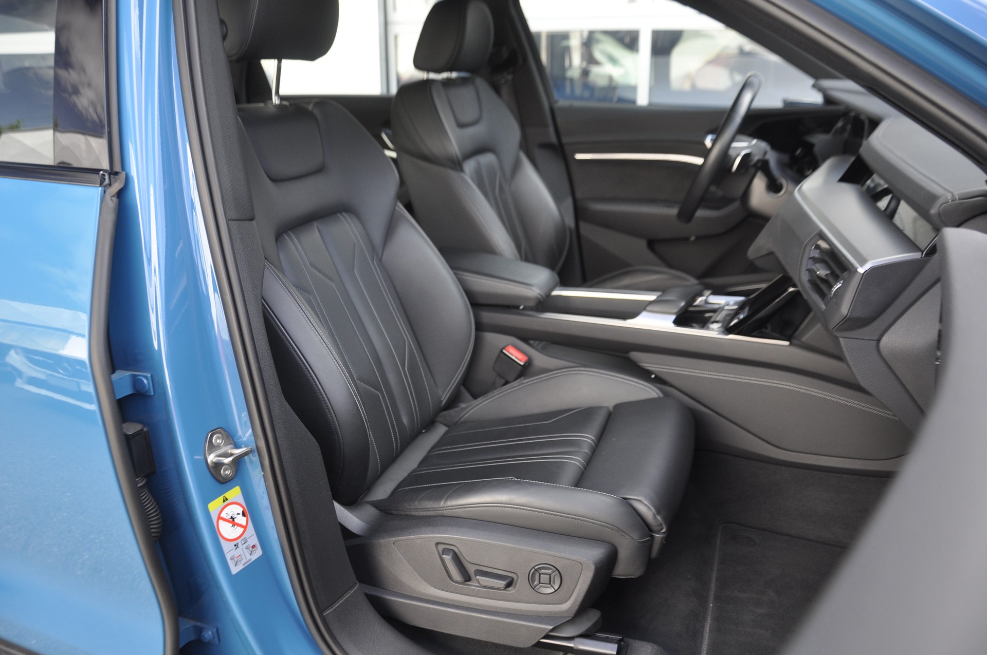 AUDI e-tron 55 quattro black Edition ONE-image-7