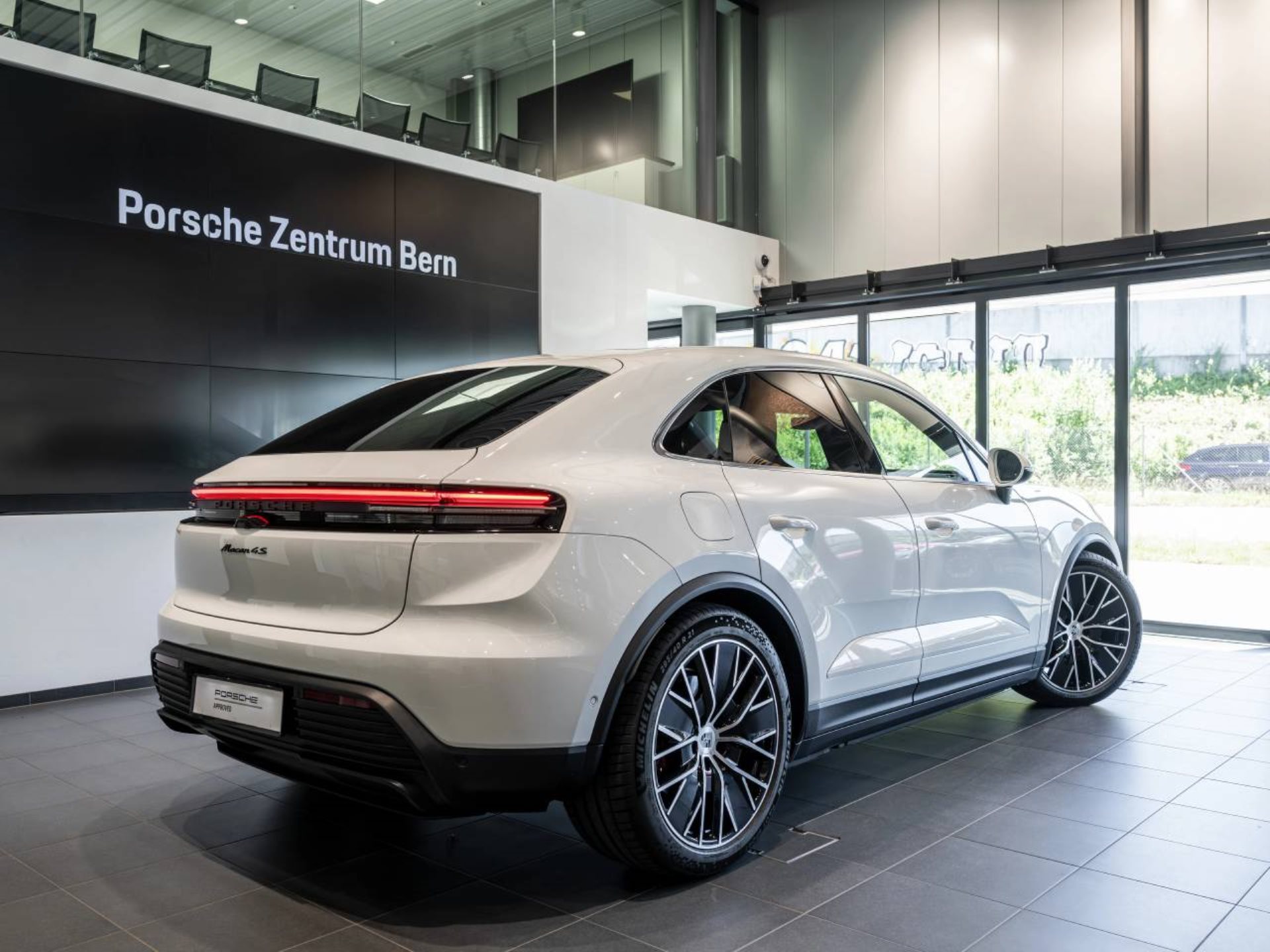 PORSCHE Macan 4S-image-2