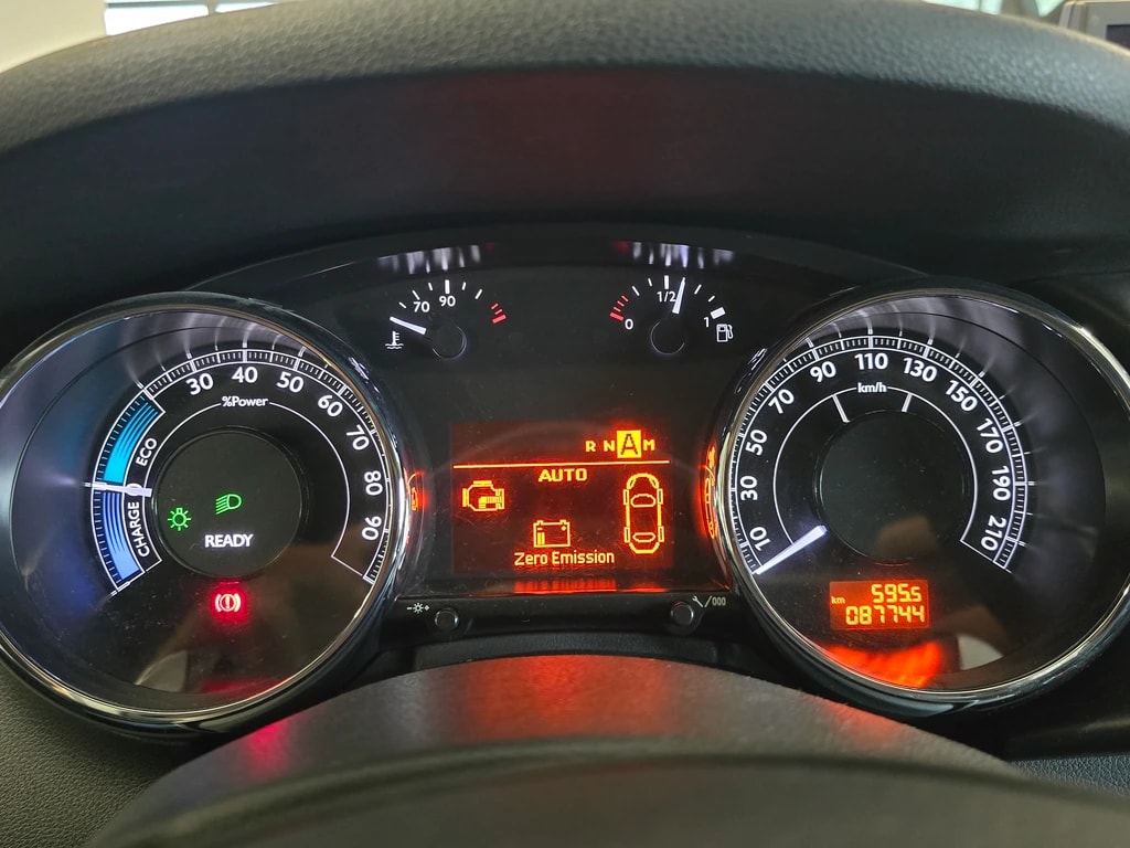 PEUGEOT 3008 HYbrid4 2.0 HDI EGS6-image-8