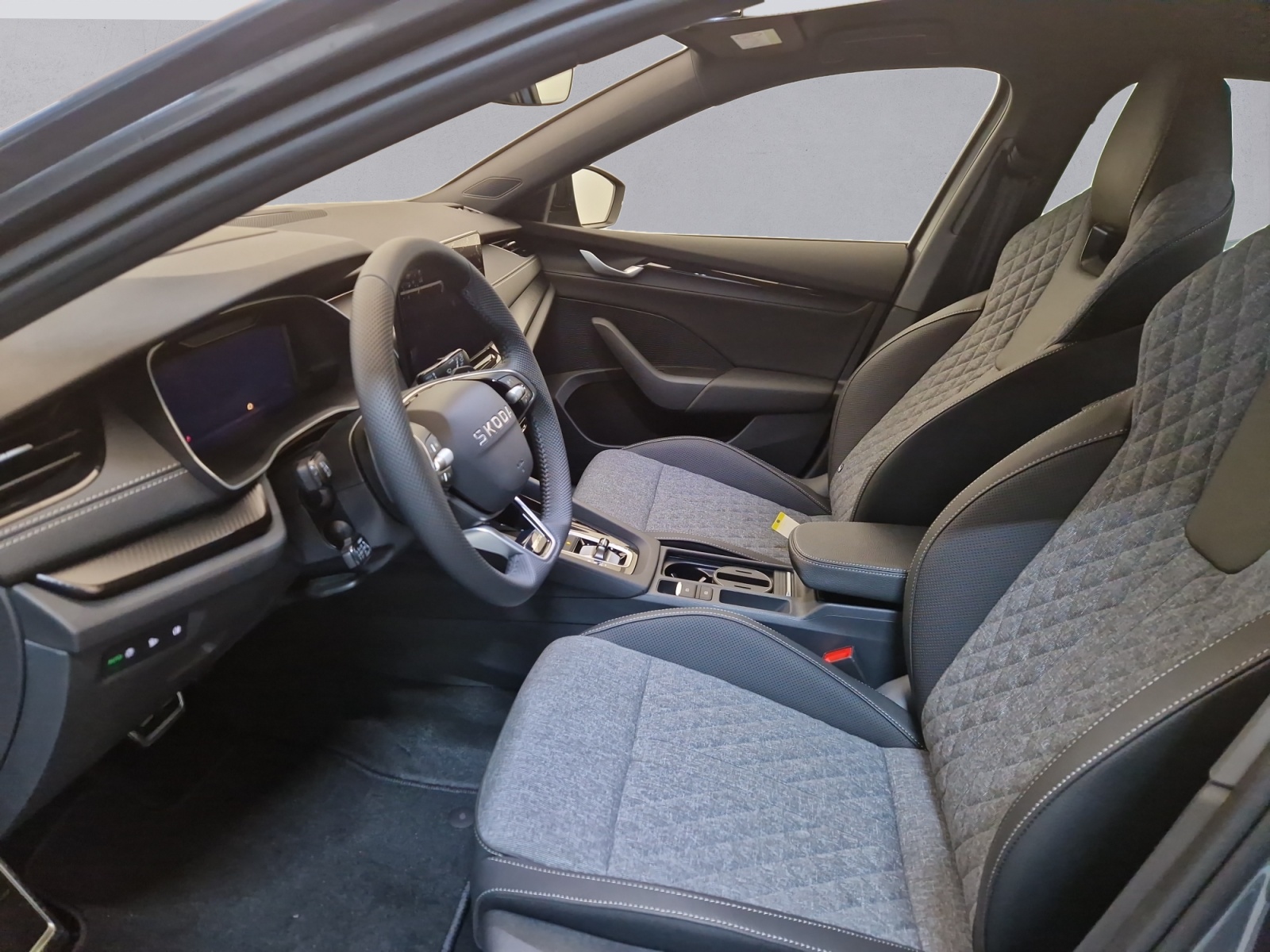 SKODA Octavia Combi 1.5 TSI mHEV DSG Dynamic-image-8