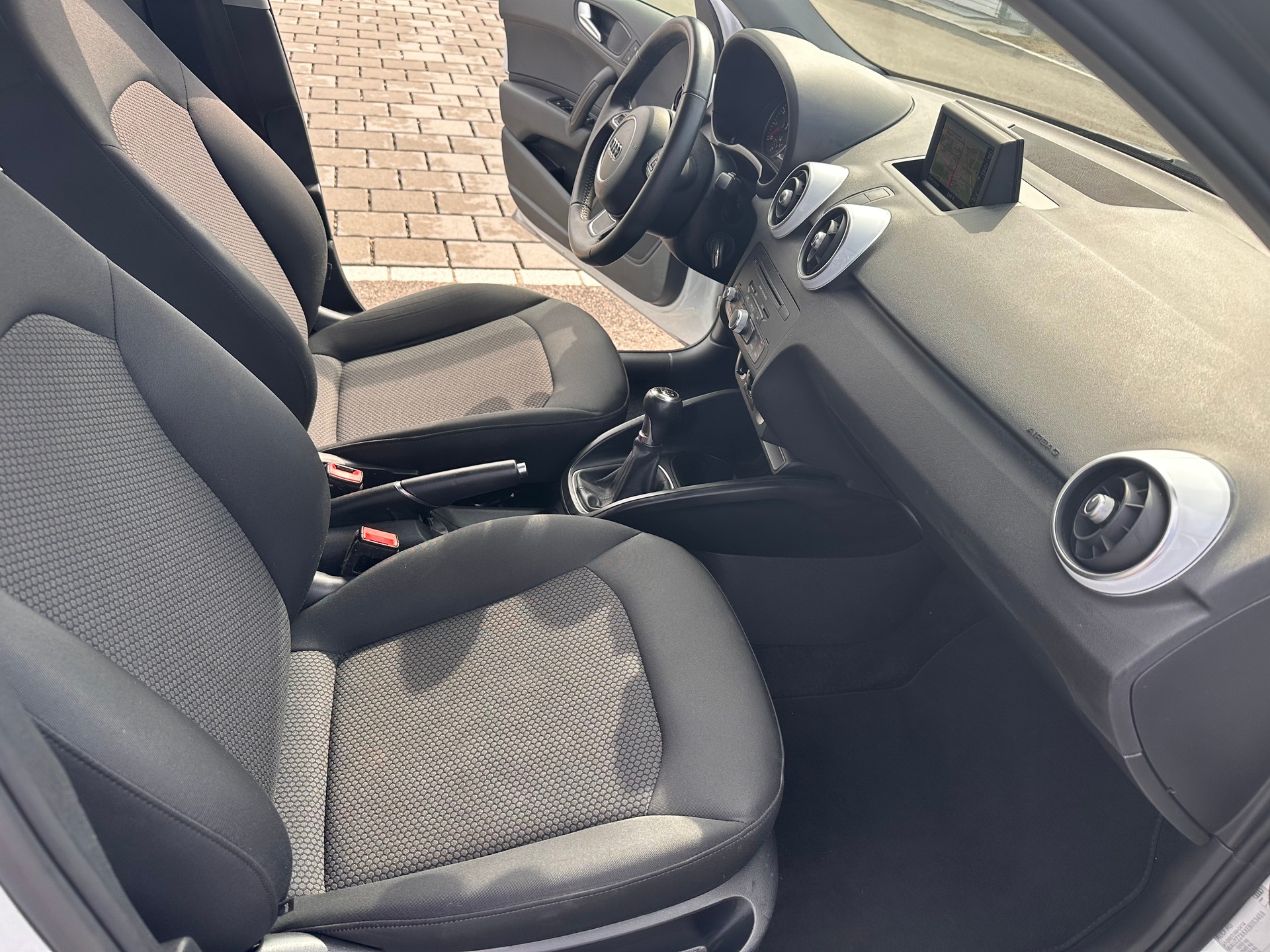 AUDI A1 Sportback 1.2 TFSI S-Line-image-8