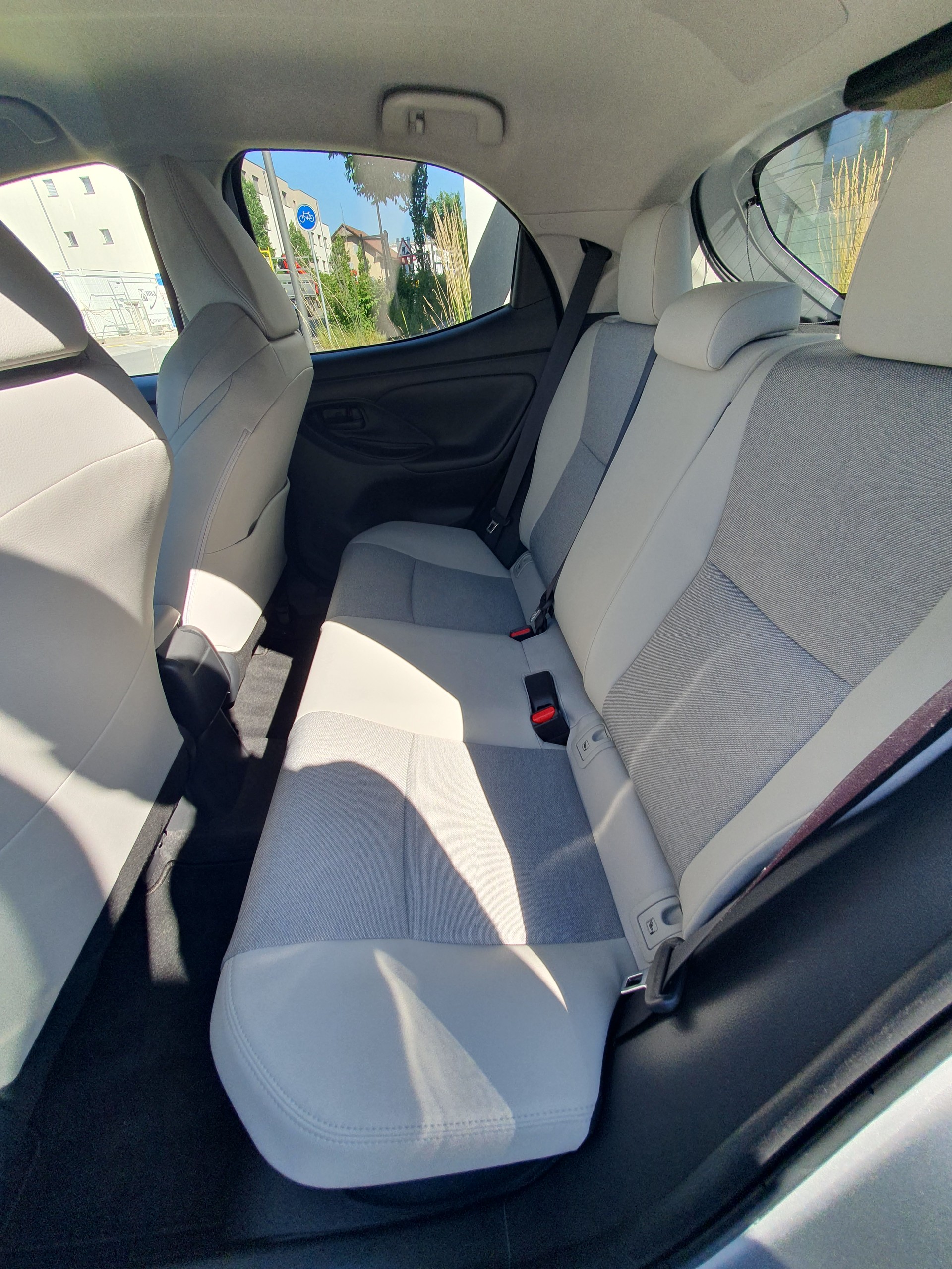 TOYOTA Yaris 1.5 Premium e-CVT-image-7
