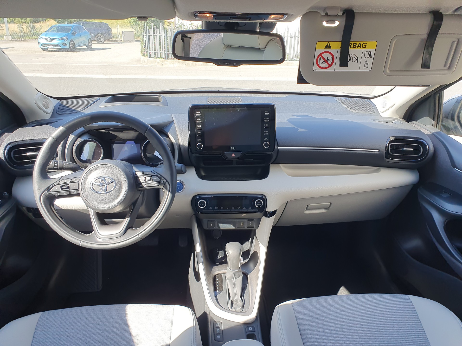 TOYOTA Yaris 1.5 Premium e-CVT-image-5