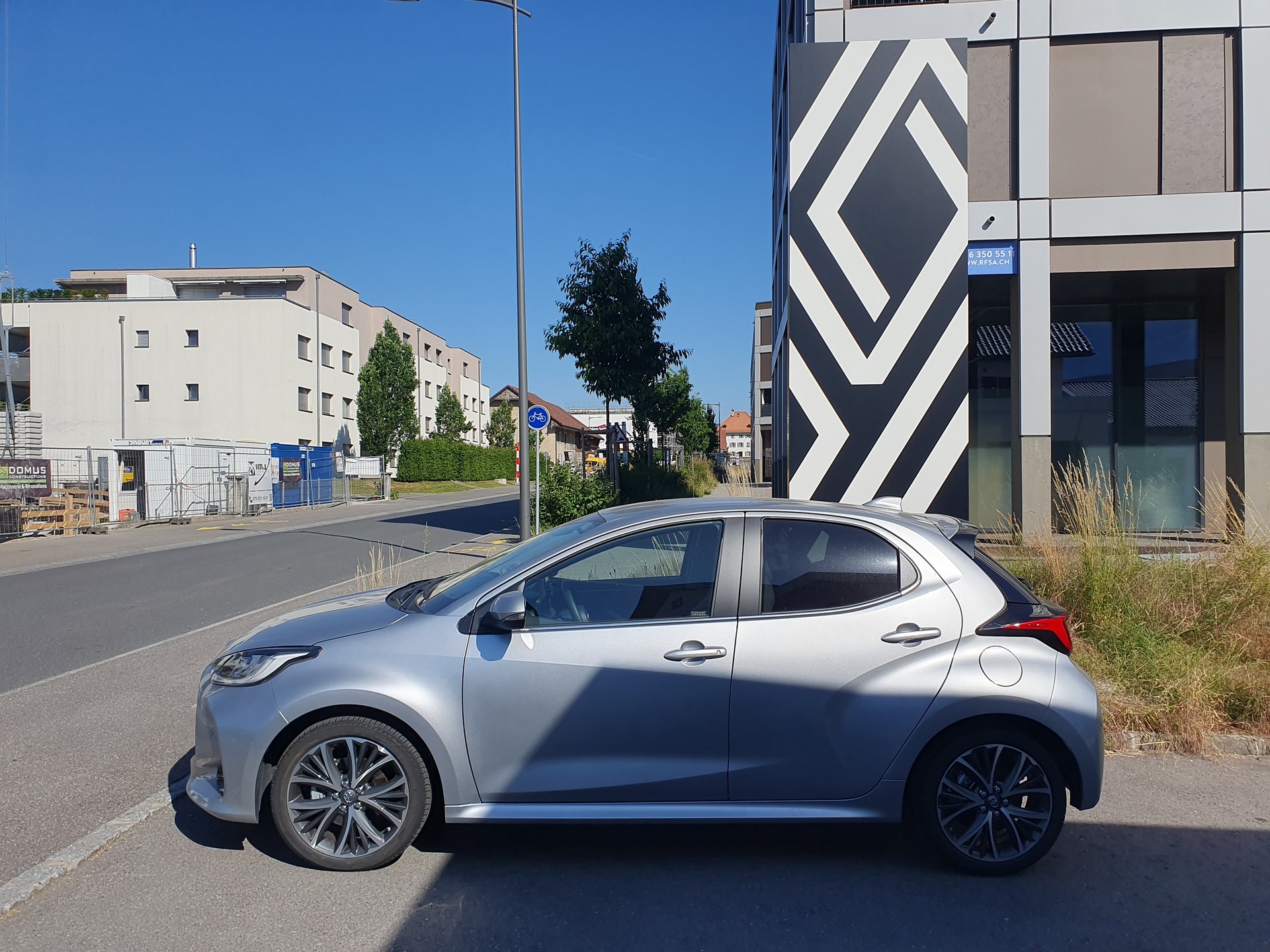 TOYOTA Yaris 1.5 Premium e-CVT-image-2