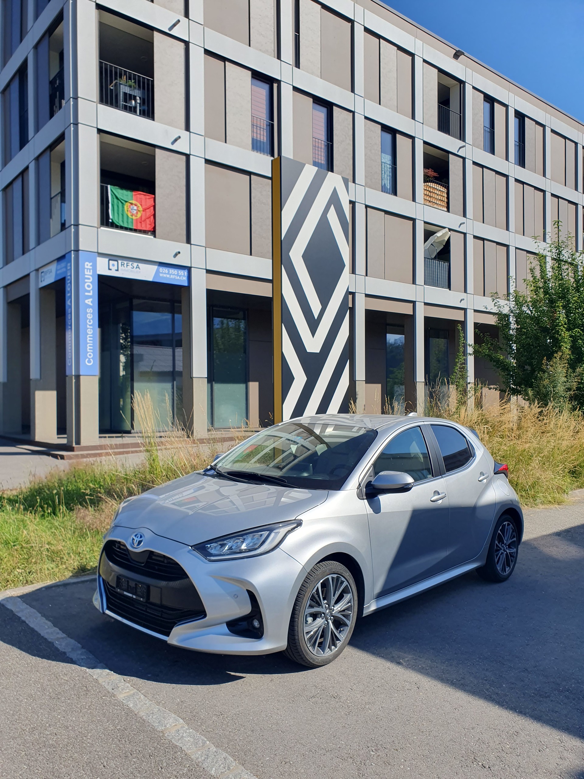 TOYOTA Yaris 1.5 Premium e-CVT-image-0