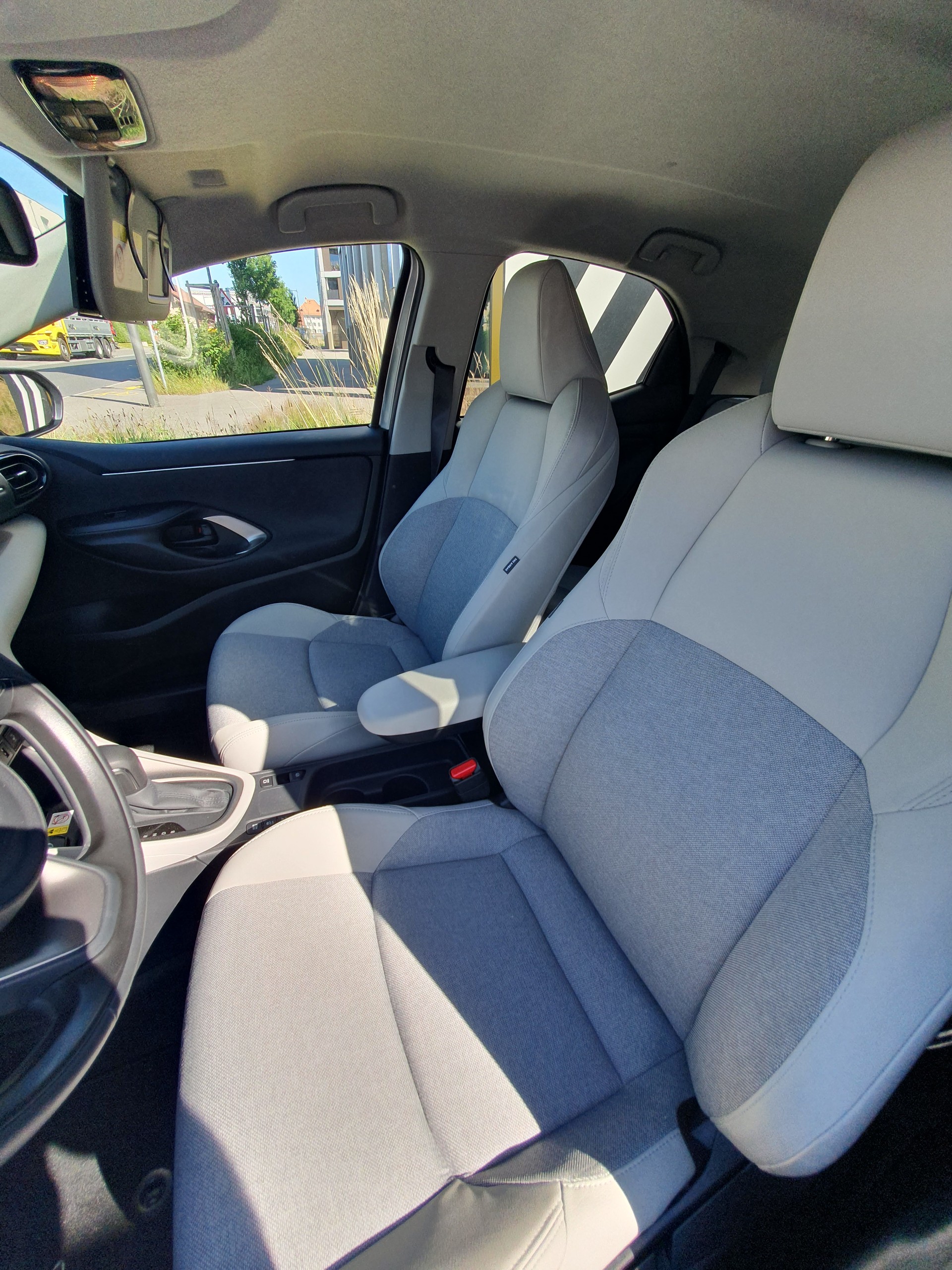 TOYOTA Yaris 1.5 Premium e-CVT-image-6