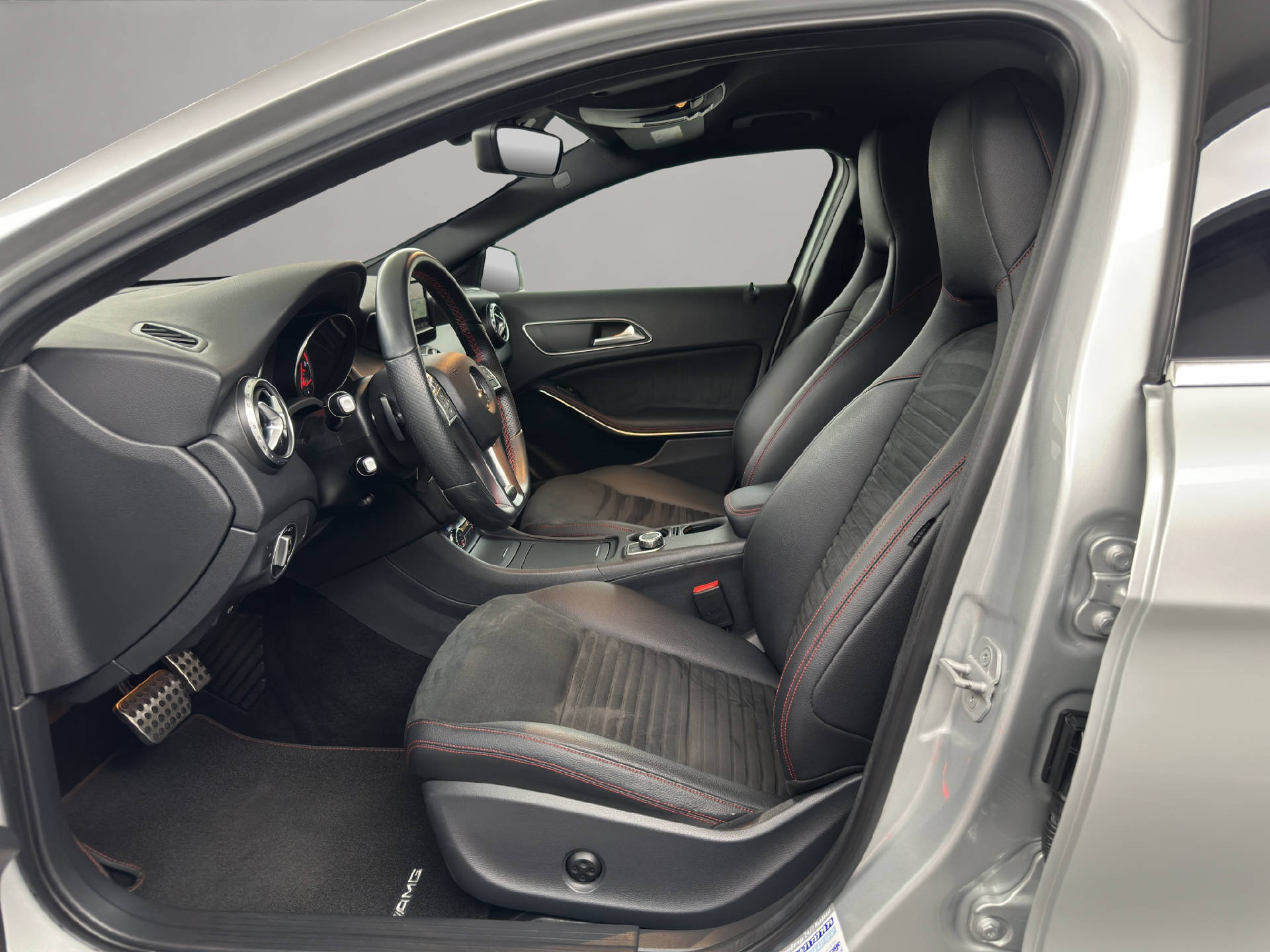 MERCEDES-BENZ GLA 250 AMG Line 4m-image-5