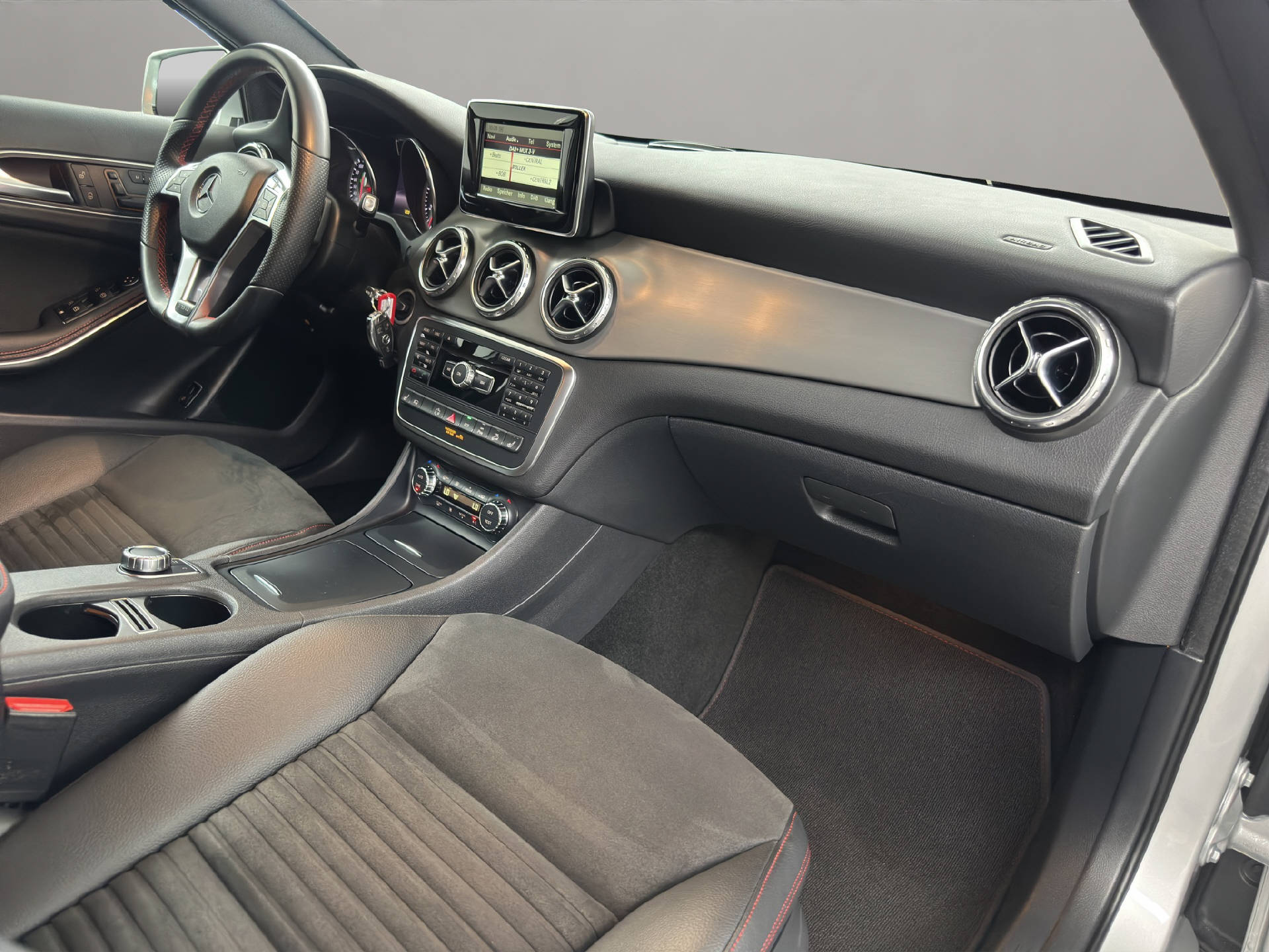 MERCEDES-BENZ GLA 250 AMG Line 4m-image-10