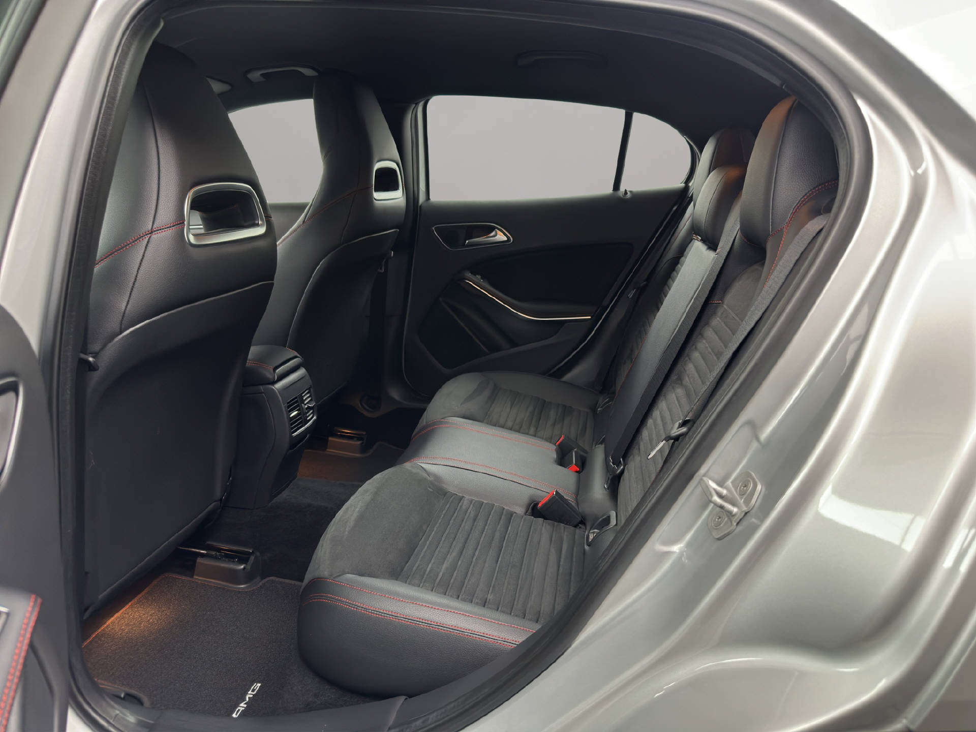 MERCEDES-BENZ GLA 250 AMG Line 4m-image-9