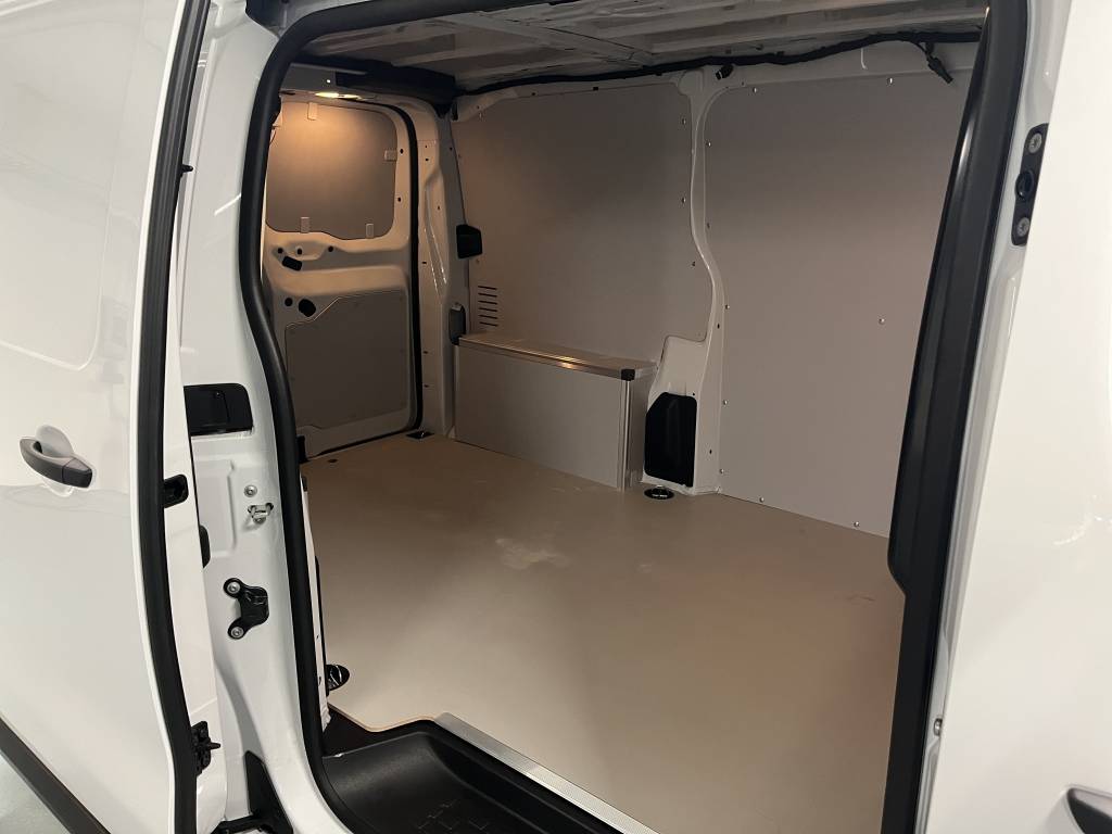 PEUGEOT Expert 2.0 BlueHDi 145 S&S Standard-image-12