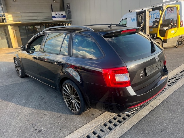 SKODA Octavia Combi 2.0 TDI RS DSG-image-2